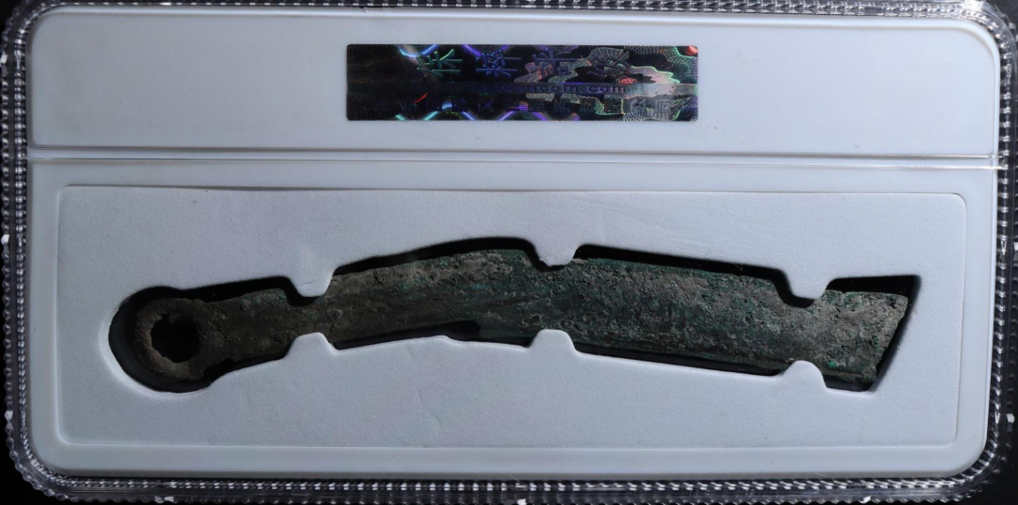 【华誉王者】1807期拍卖 先秦明刀，保粹评级80高分，绣色完美，边道无磕碰，老味道。 明刀是战国时期燕国的铸币。据今人推测，明刀最早出现在战国早期晚段至战国中期前段，一直到战国末期燕国退居辽东后仍有铸造。由于明刀属于先秦货币，因形态、背文多样而显得十分复杂，有兴趣的可以买回去研究研究，挺有收藏意义的。