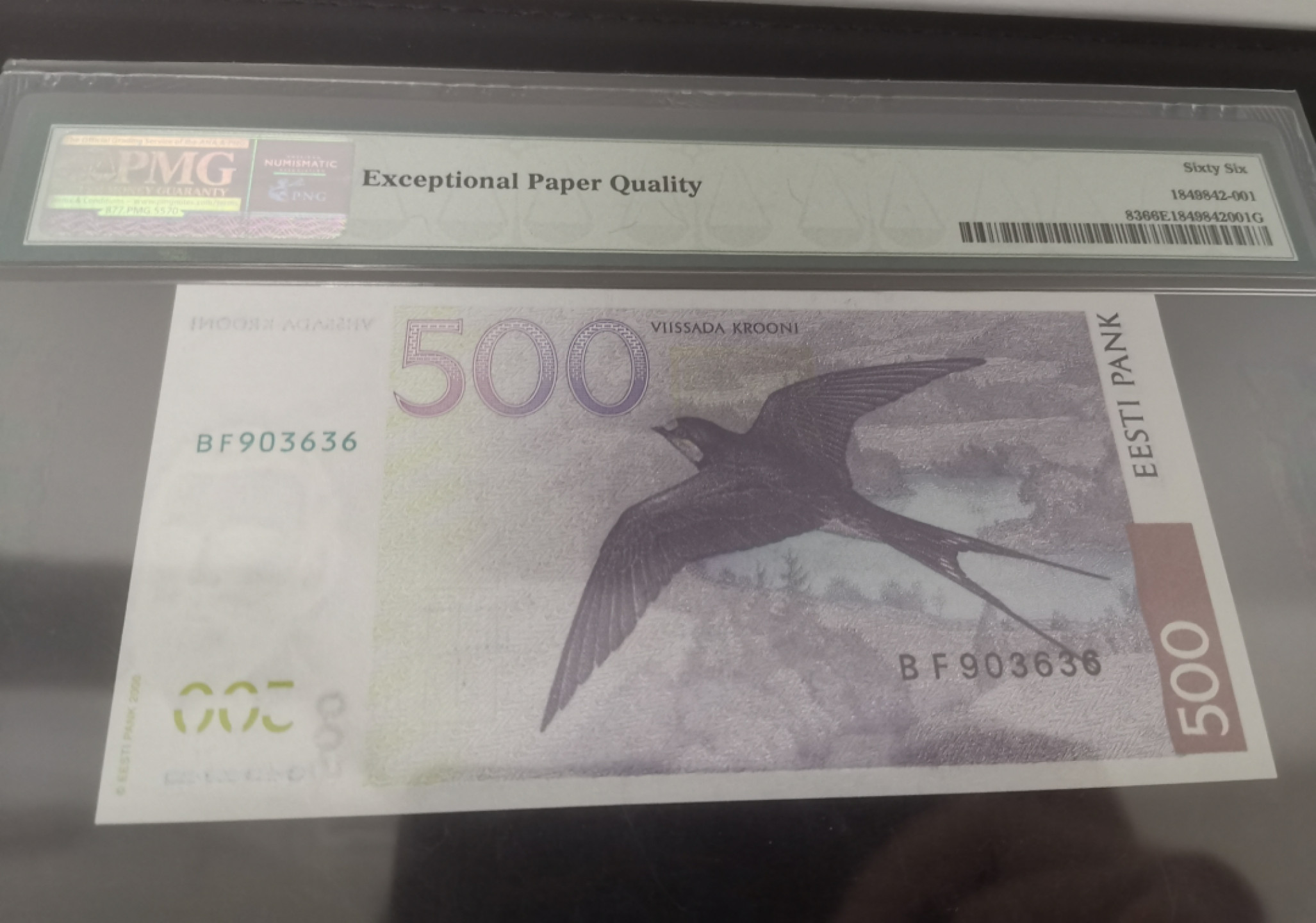 《张总收藏》38期—世界精品 2000年爱沙尼亚500面值PMG66背后燕子栩栩如生