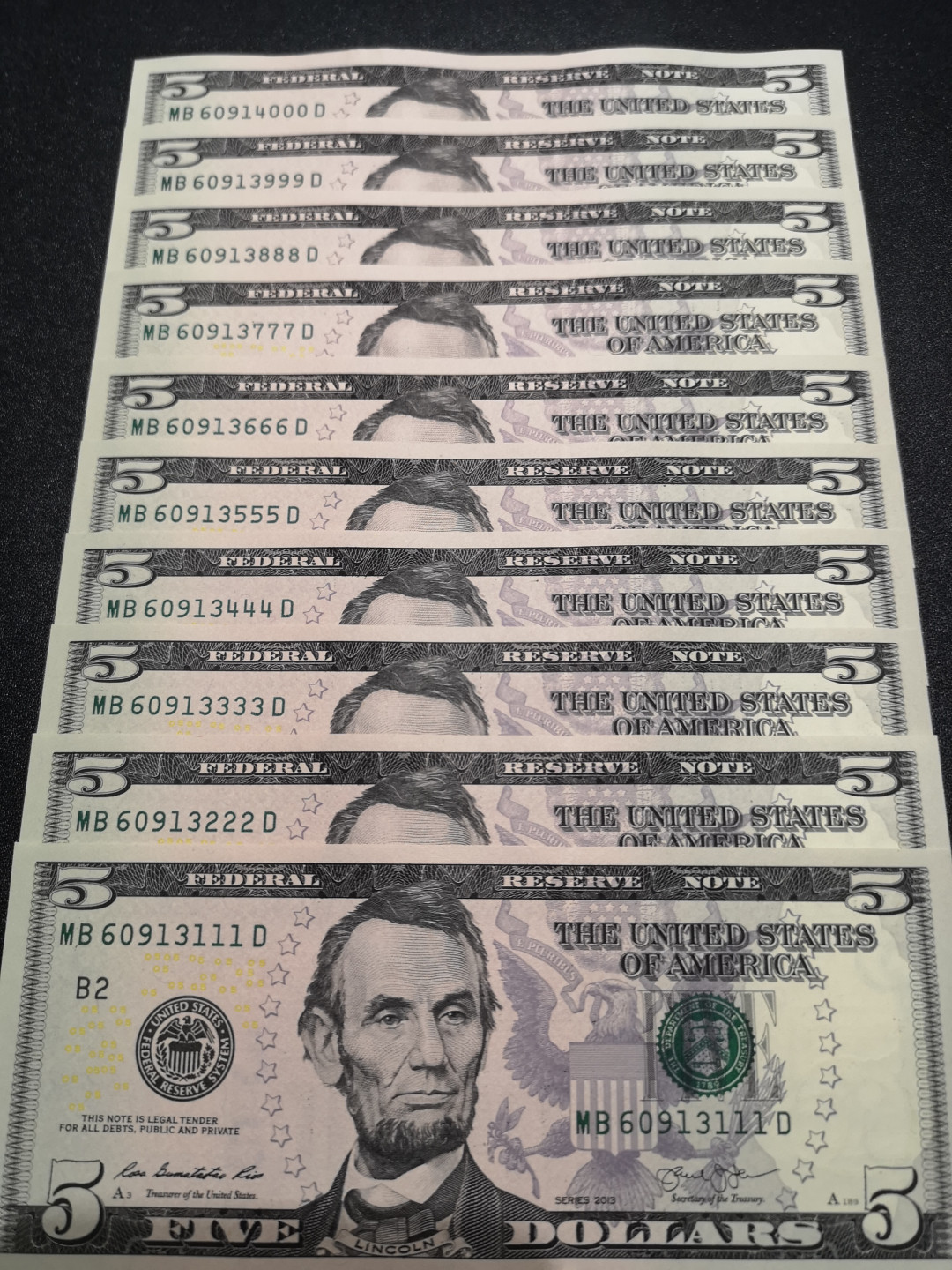 《外钞收藏家》第一百三十六期（本期100件） 2013年彩版5美元 豹子号10连 全新UNC 