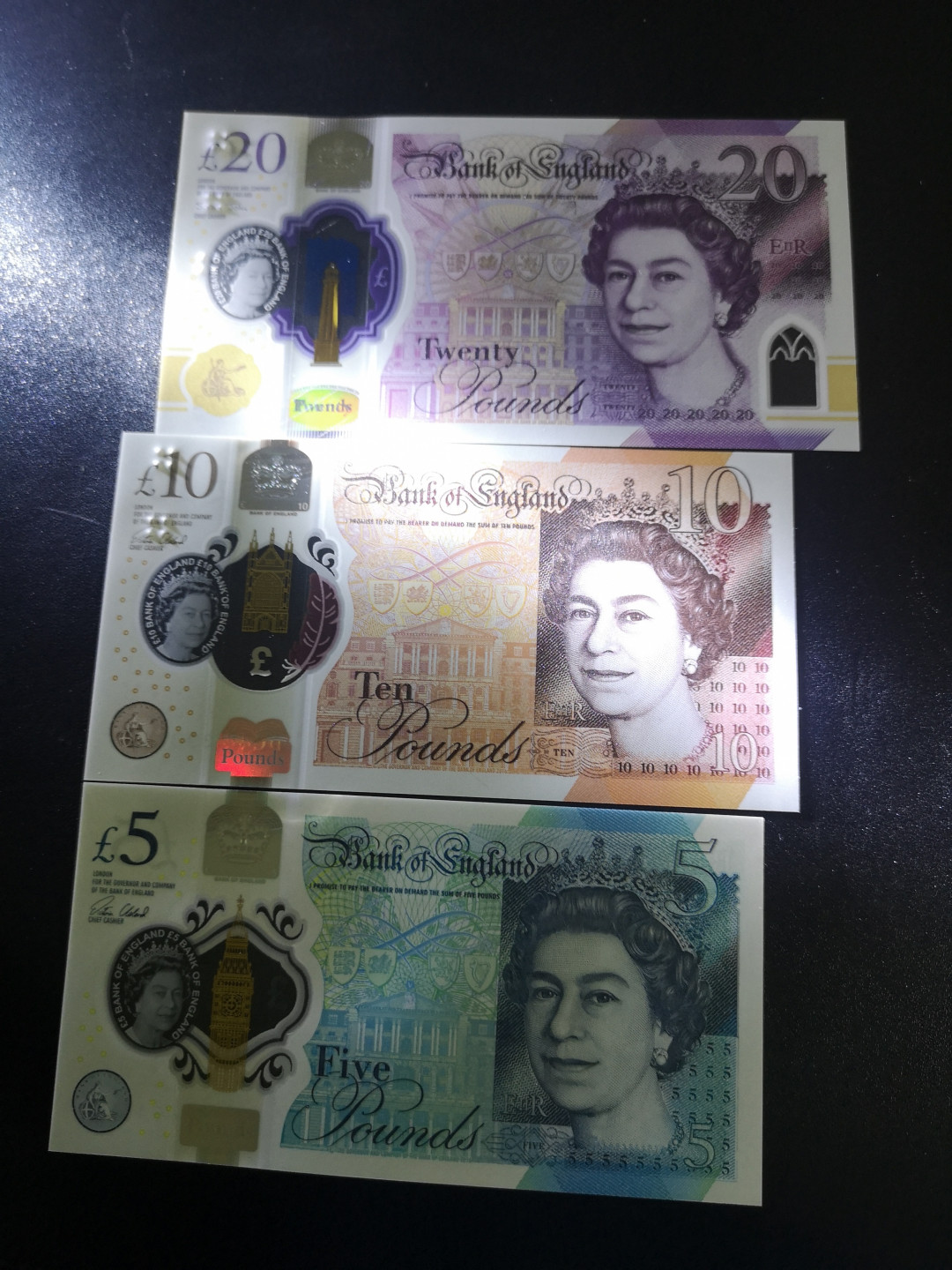 《外钞收藏家》第一百三十六期（本期100件） 英国最新版塑料钞5、10、20镑 三张一起 全新UNC