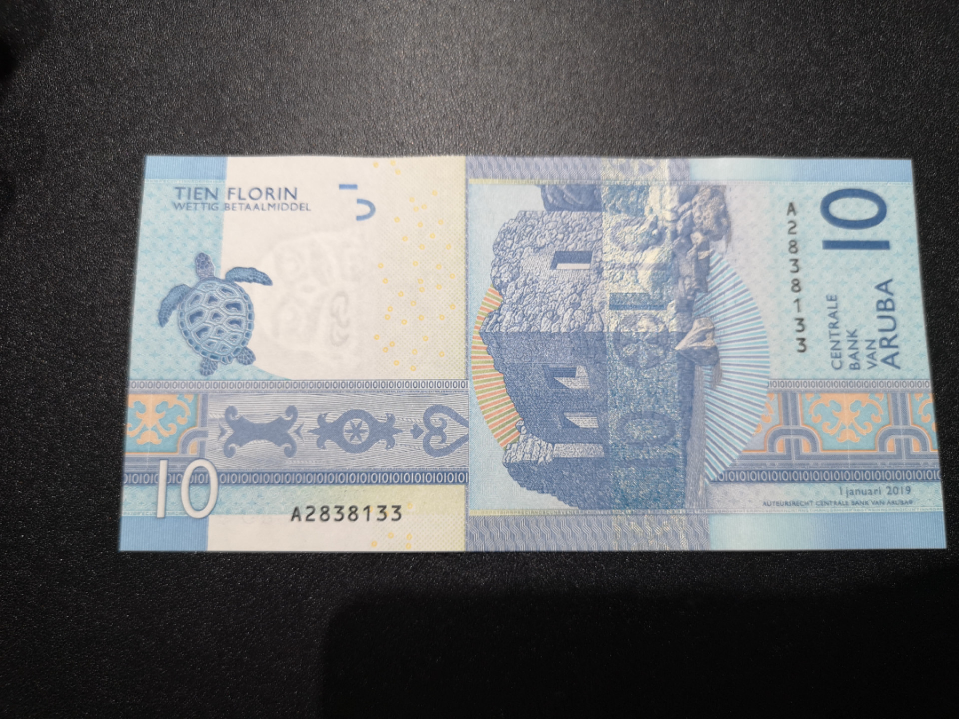 《外钞收藏家》第一百三十六期（本期100件） 2019年阿鲁巴10 A冠 全新UNC  无4