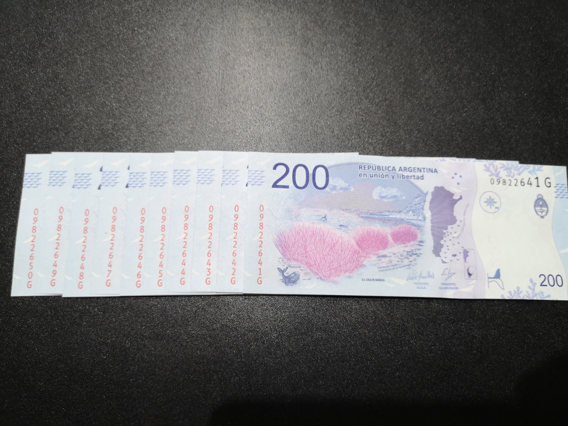 《外钞收藏家》第一百三十六期（本期100件） 阿根廷200面额 全新UNC  标准10连号