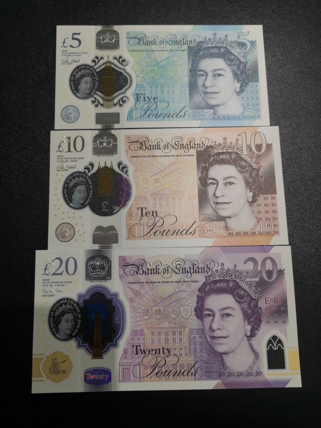 《外钞收藏家》第一百三十六期（本期100件） 英国最新版塑料钞5、10、20镑 三张一起 全新UNC