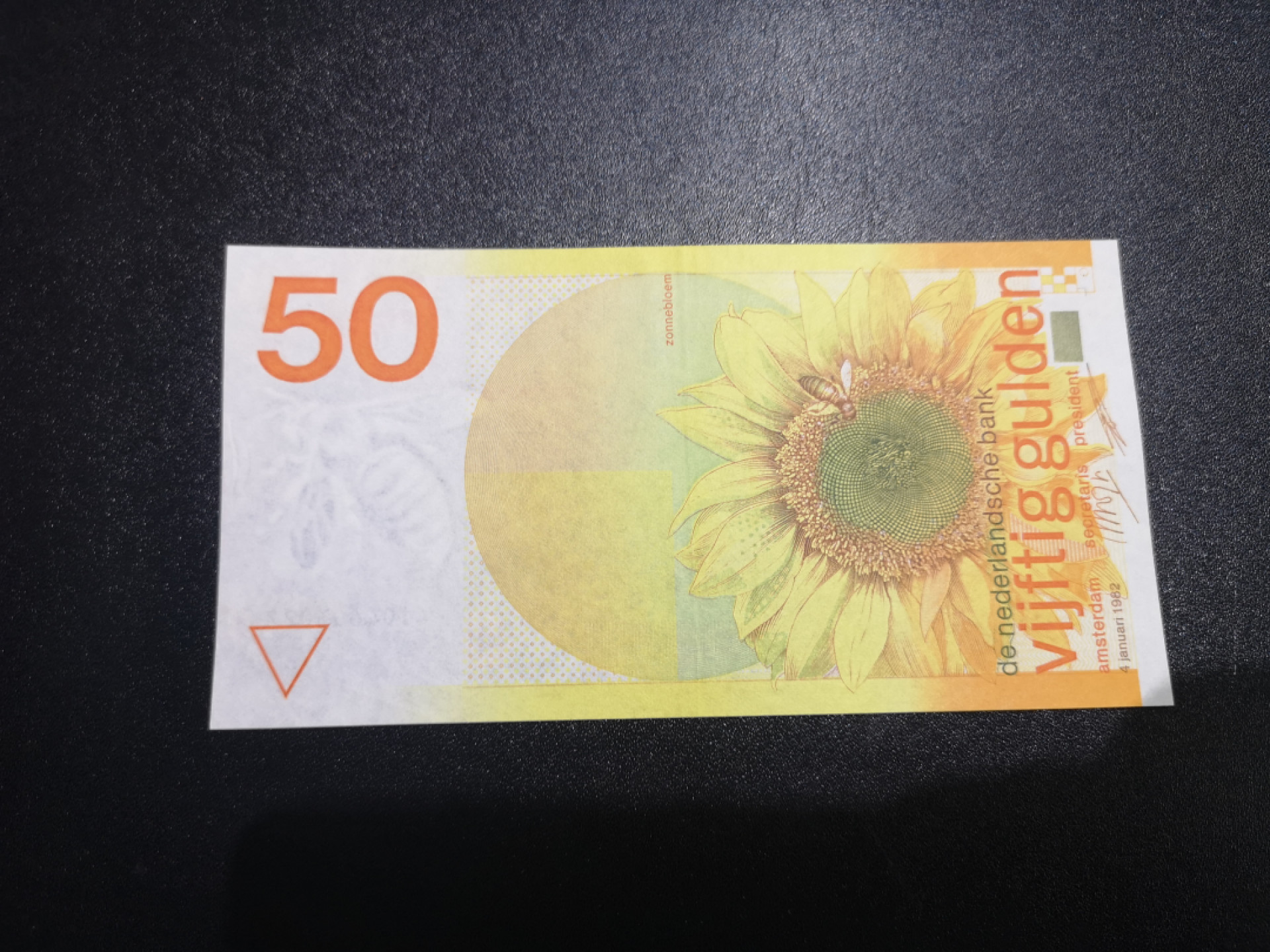 《外钞收藏家》第一百三十六期（本期100件） 1982年荷兰50盾 向日葵 VF品相 中间有一个小破口