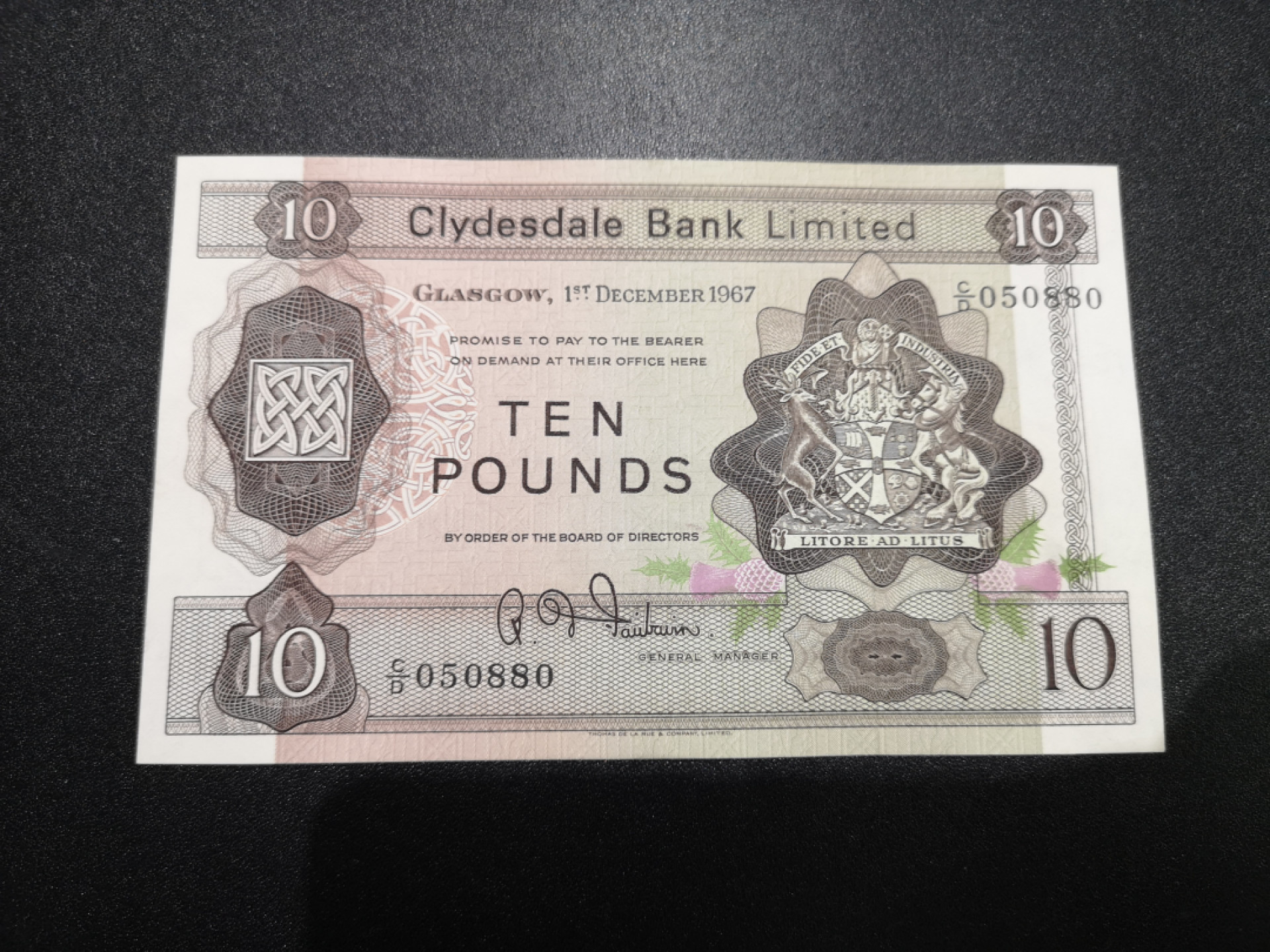 《外钞收藏家》第一百三十六期（本期100件） 1967年苏格兰克莱斯戴尔银行 10镑 近全新 边上有潮癍 整体不错 预估63-64无E分数 稀少品种
