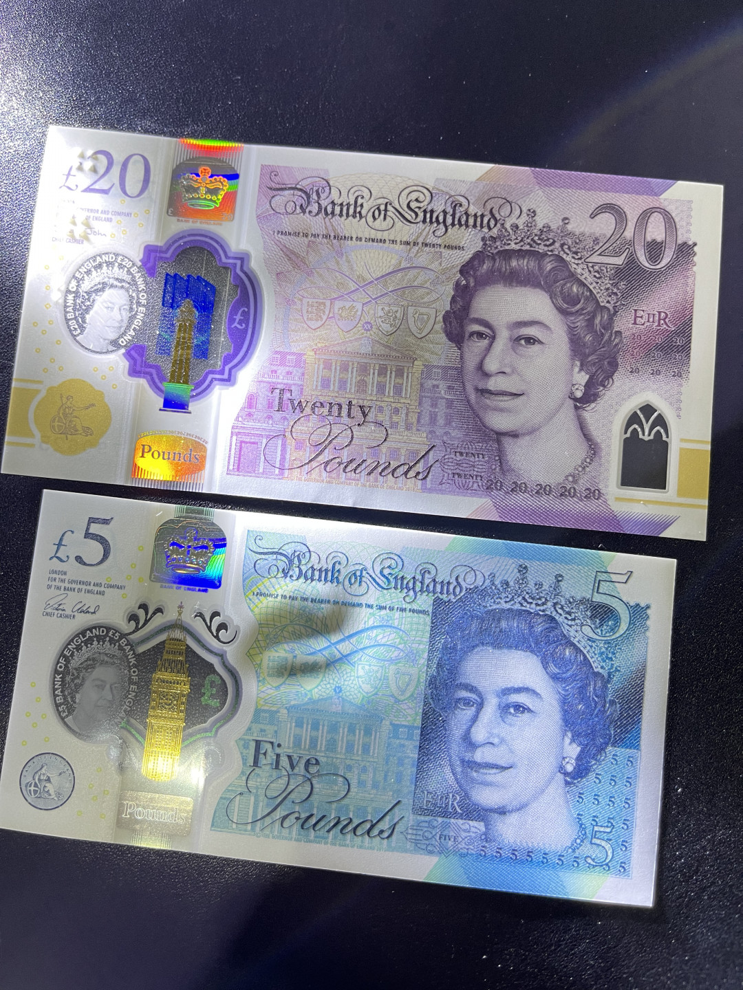 《外钞收藏家》第一百三十六期（本期100件） 最新版英国5、20镑塑料钞 两张 全新UNC