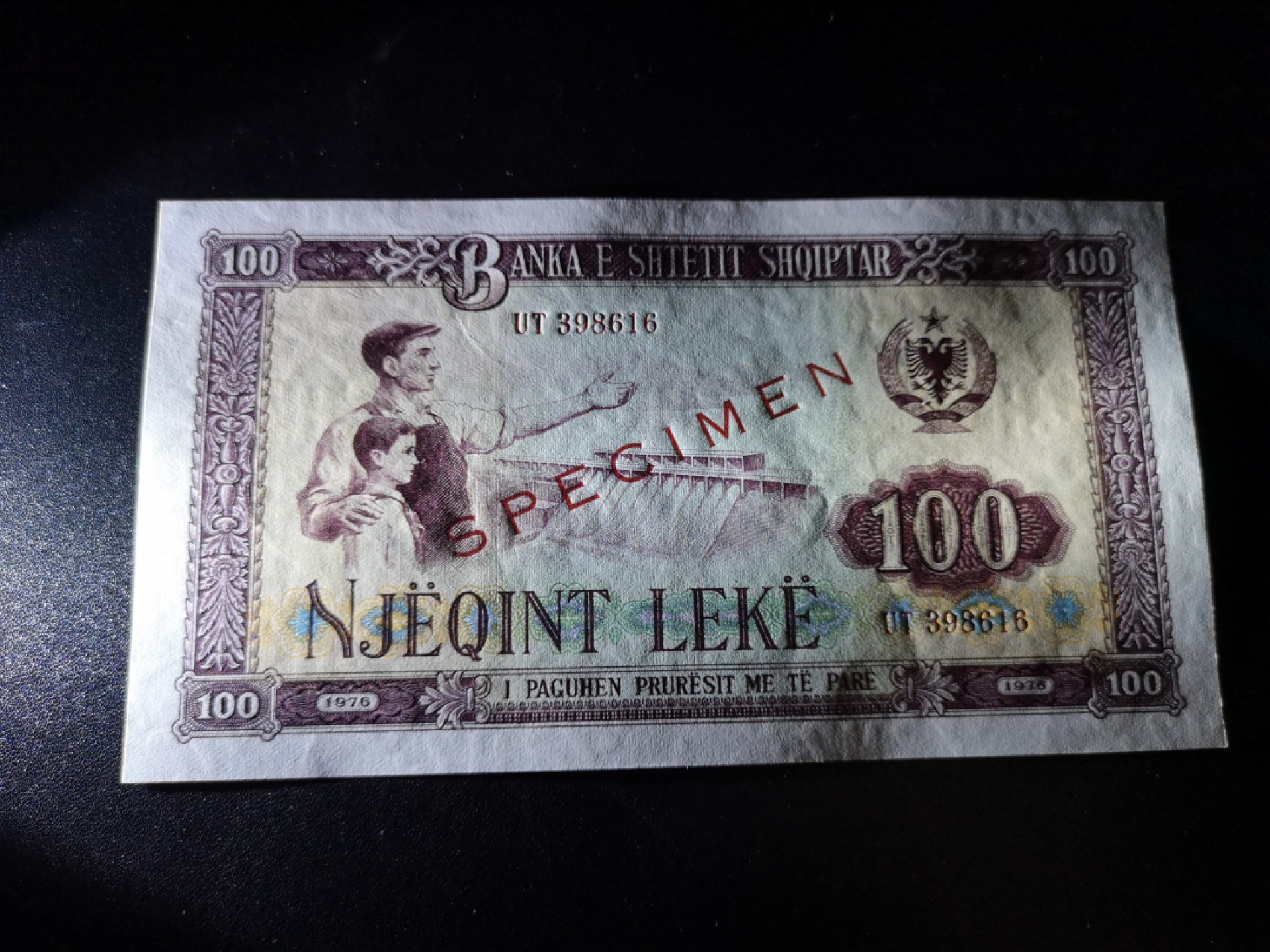 《外钞收藏家》第一百三十六期（本期100件） 1976年阿尔巴尼亚100、25两张面额 样钞 全新UNC  25面额角不绝