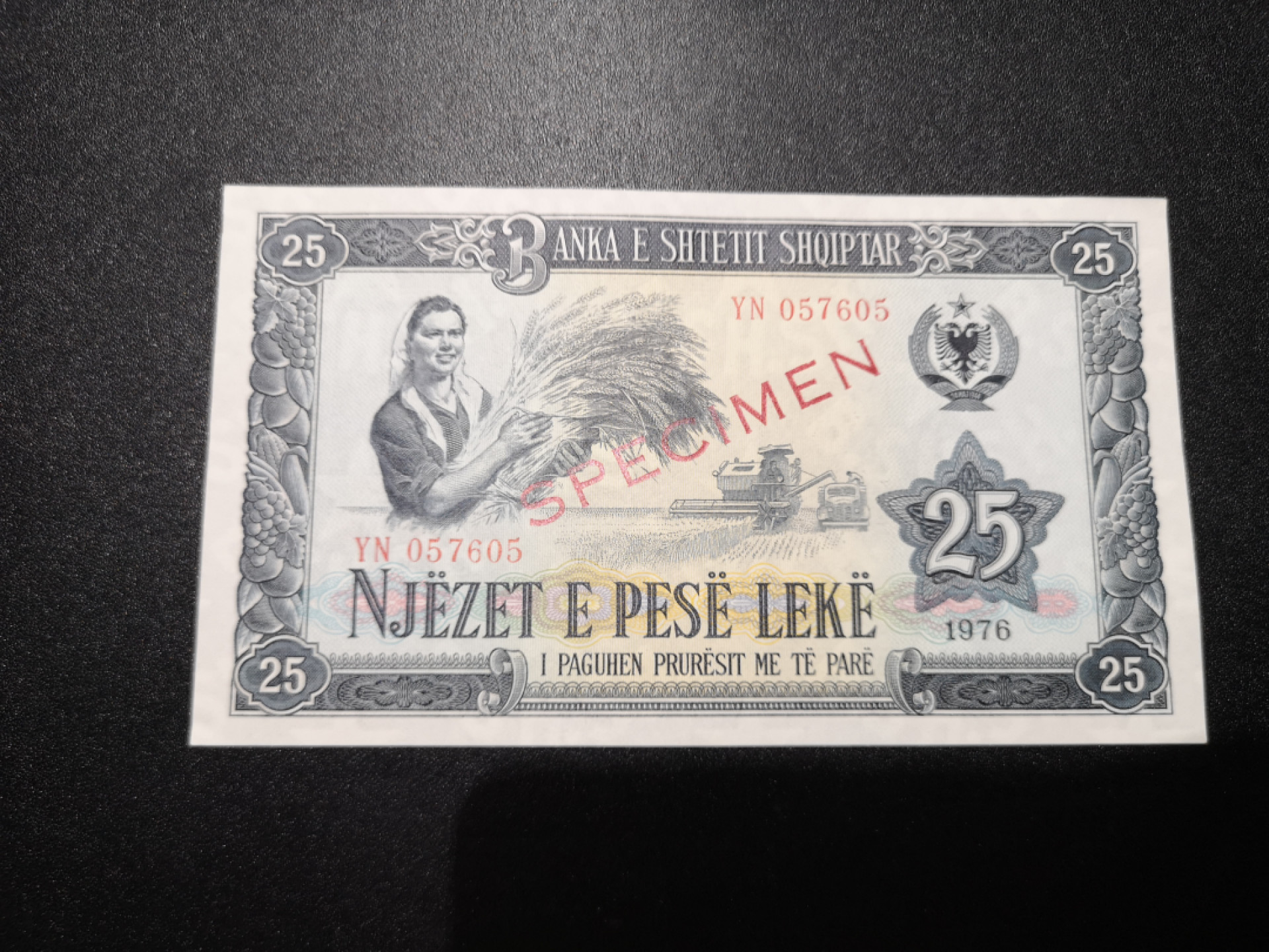 《外钞收藏家》第一百三十六期（本期100件） 1976年阿尔巴尼亚100、25两张面额 样钞 全新UNC  25面额角不绝