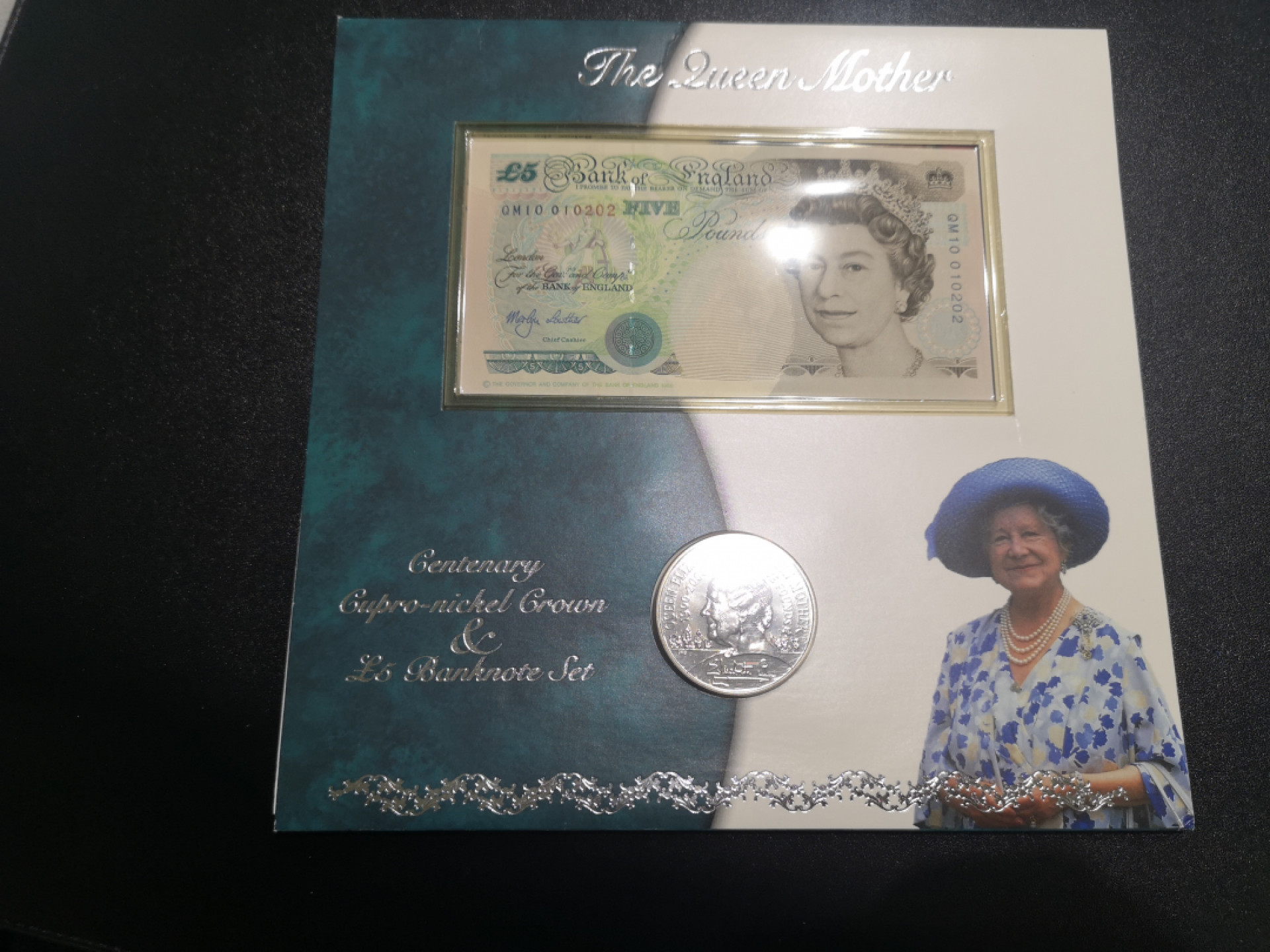 《外钞收藏家》第一百三十六期（本期100件） 英国E序列5镑 加硬币纪念册  纸币品相应该没问题 册子外壳没有那么新