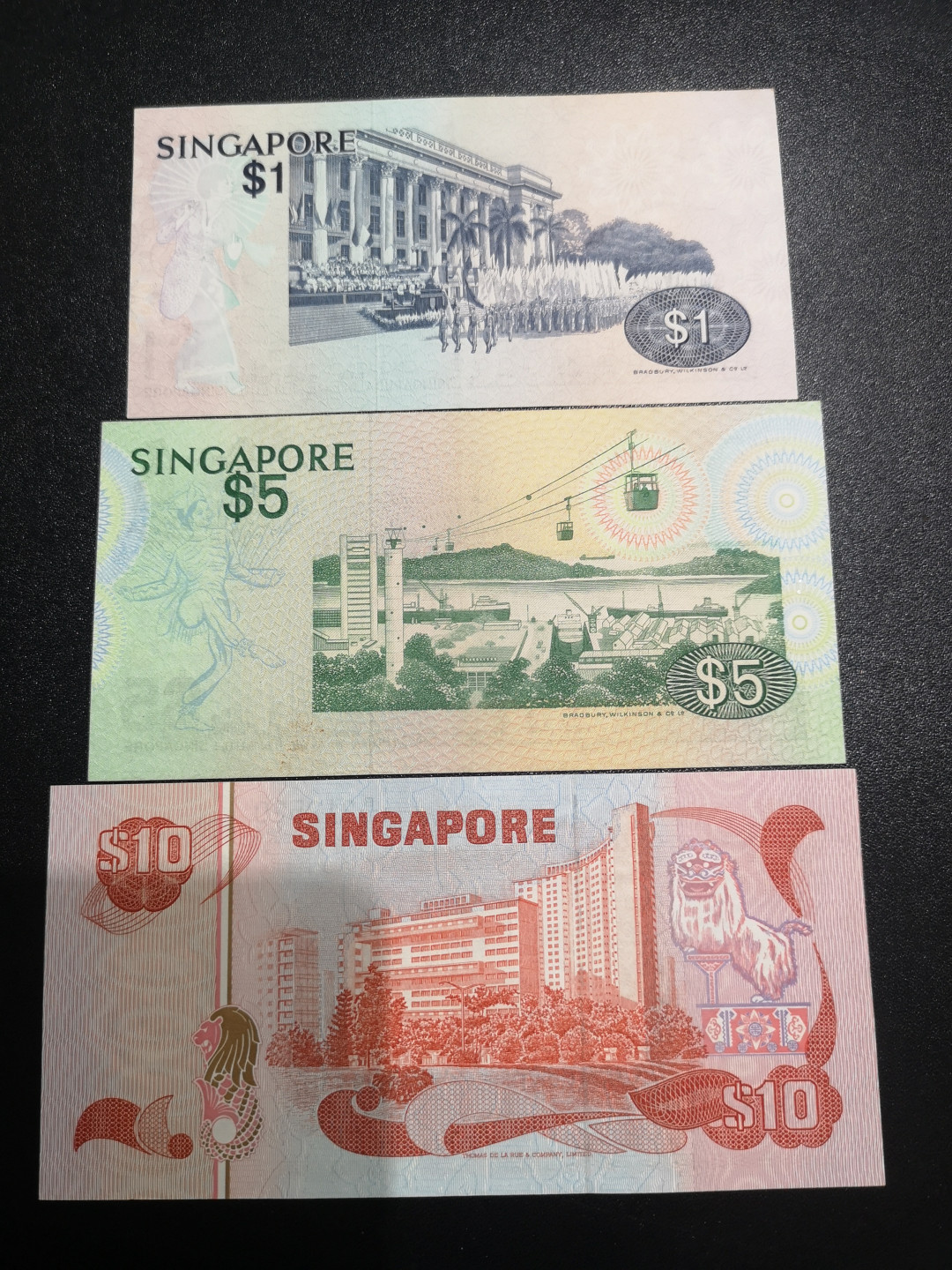 《外钞收藏家》第一百三十六期（本期100件） 新加坡鸟版10、5、1三张 10面额近全新 1和5是AU品相
