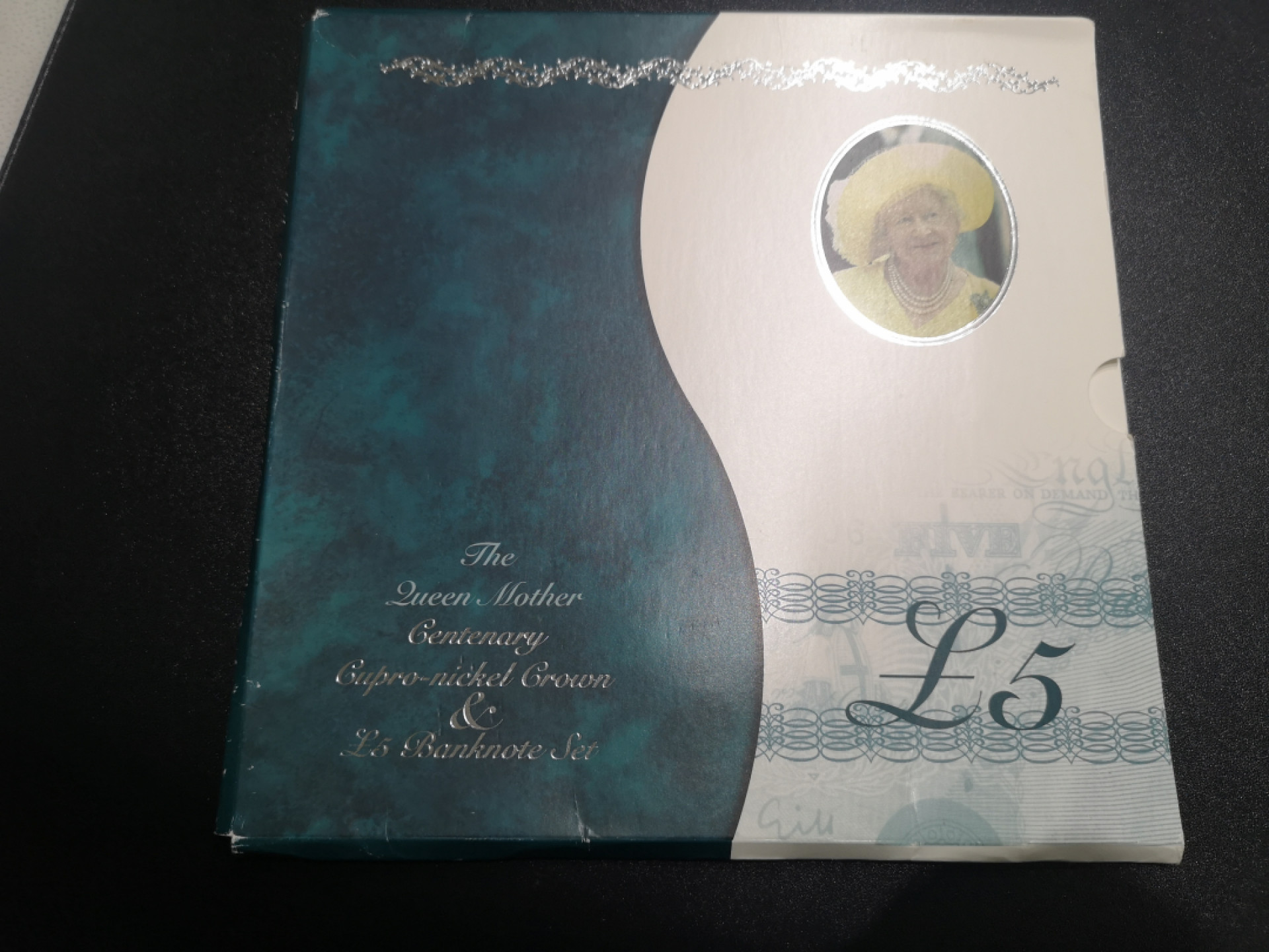 《外钞收藏家》第一百三十六期（本期100件） 英国E序列5镑 加硬币纪念册  纸币品相应该没问题 册子外壳没有那么新