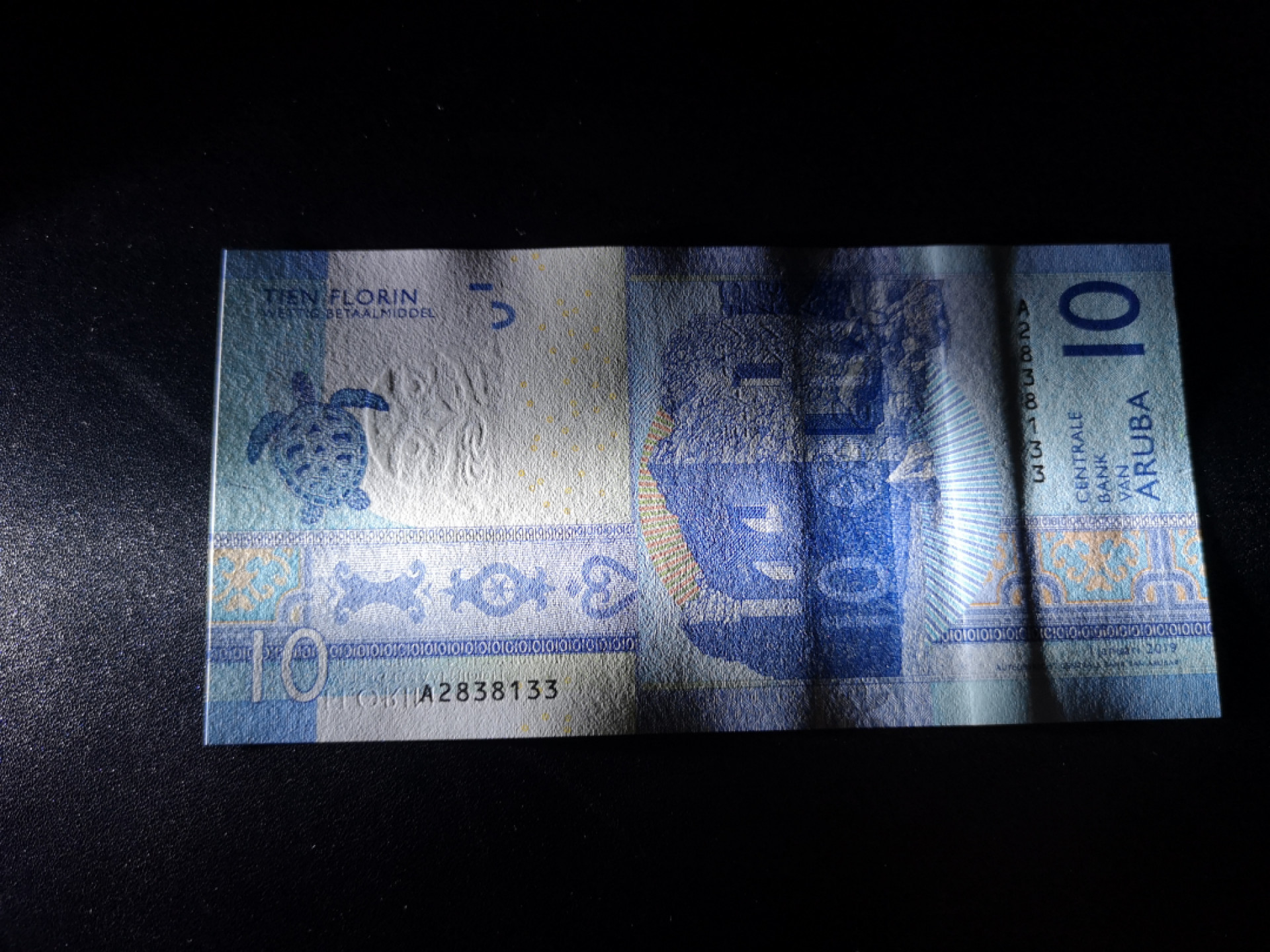 《外钞收藏家》第一百三十六期（本期100件） 2019年阿鲁巴10 A冠 全新UNC  无4