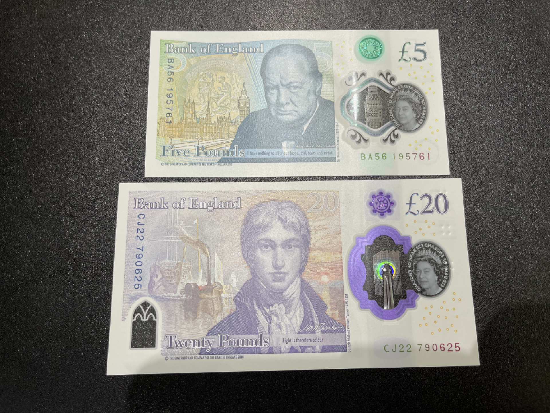 《外钞收藏家》第一百三十六期（本期100件） 最新版英国5、20镑塑料钞 两张 全新UNC