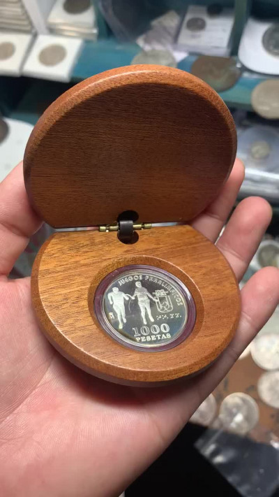 《竞宝斋》钱币微拍-第9场（不限金额顺丰包邮） 西班牙 2000年 盲人赛跑 1000比塞塔 精制银币 原木盒证书