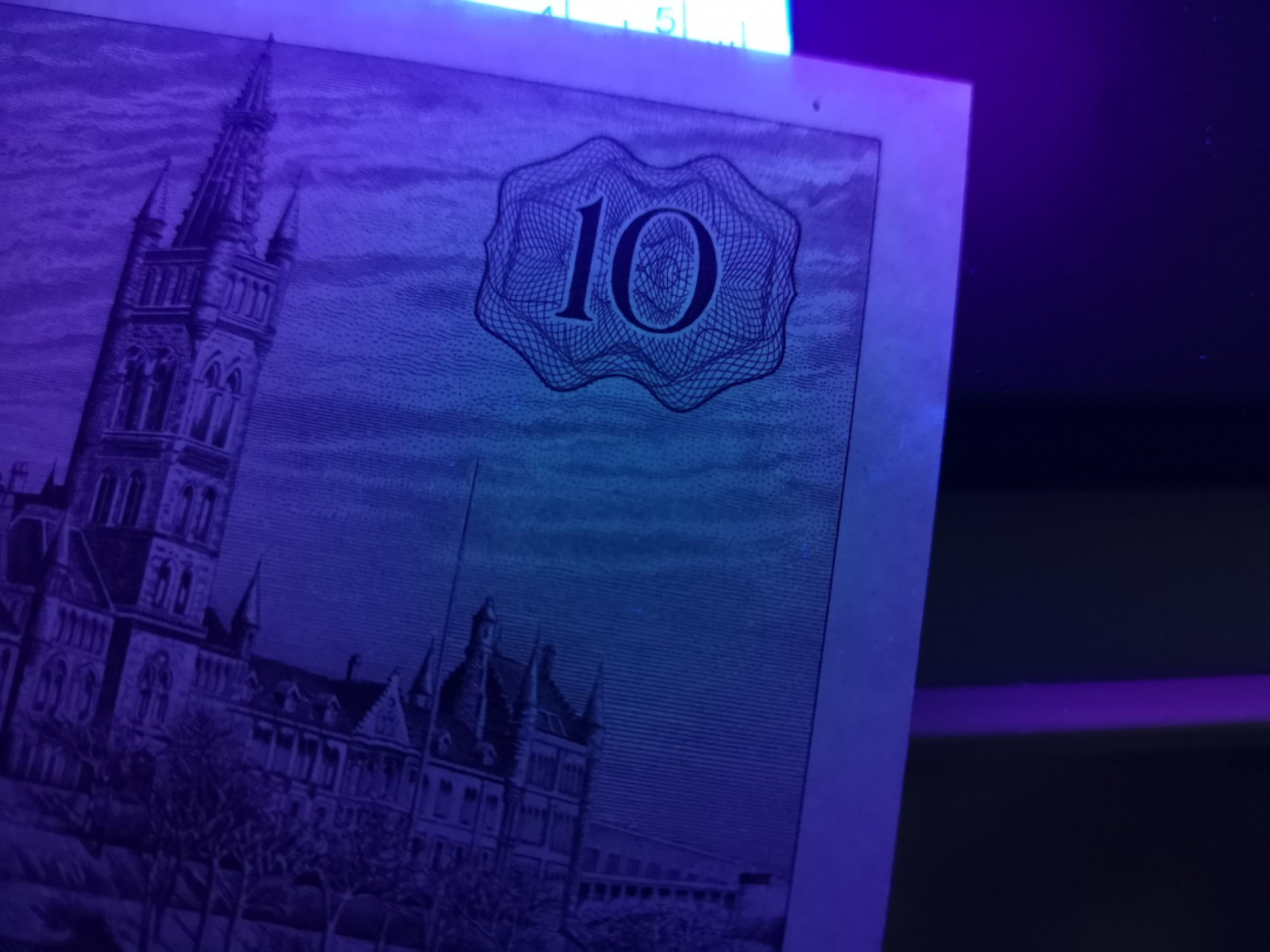 《外钞收藏家》第一百三十六期（本期100件） 1967年苏格兰克莱斯戴尔银行 10镑 近全新 边上有潮癍 整体不错 预估63-64无E分数 稀少品种