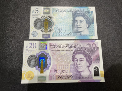 《外钞收藏家》第一百三十六期（本期100件） - 最新版英国5、20镑塑料钞 两张 全新UNC