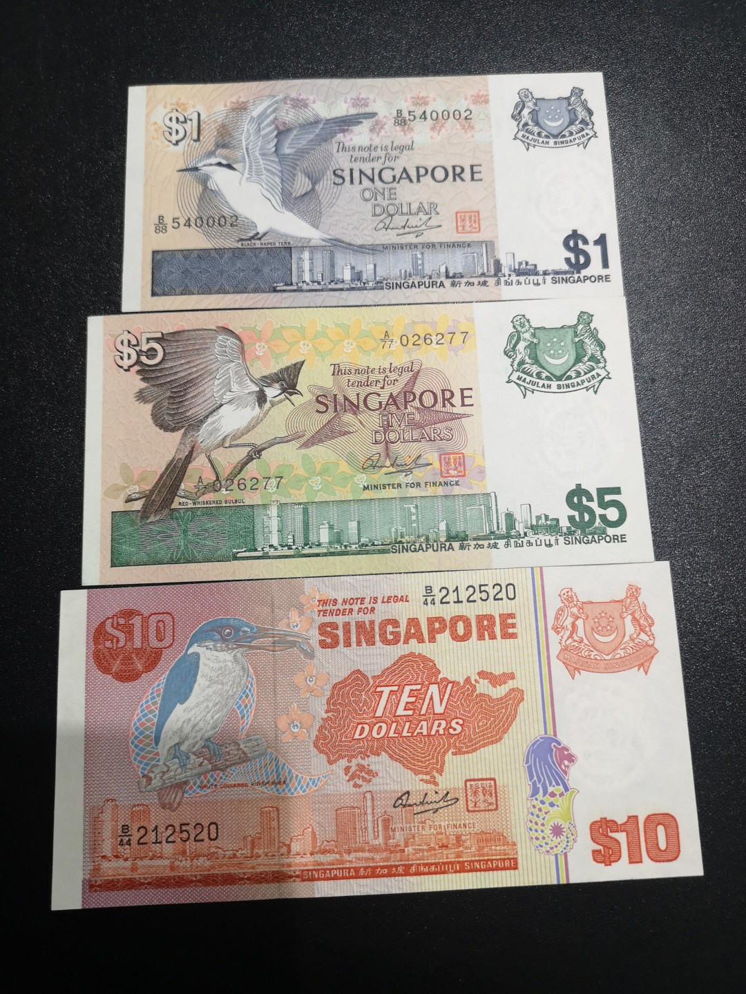 《外钞收藏家》第一百三十六期（本期100件） 新加坡鸟版10、5、1三张 10面额近全新 1和5是AU品相