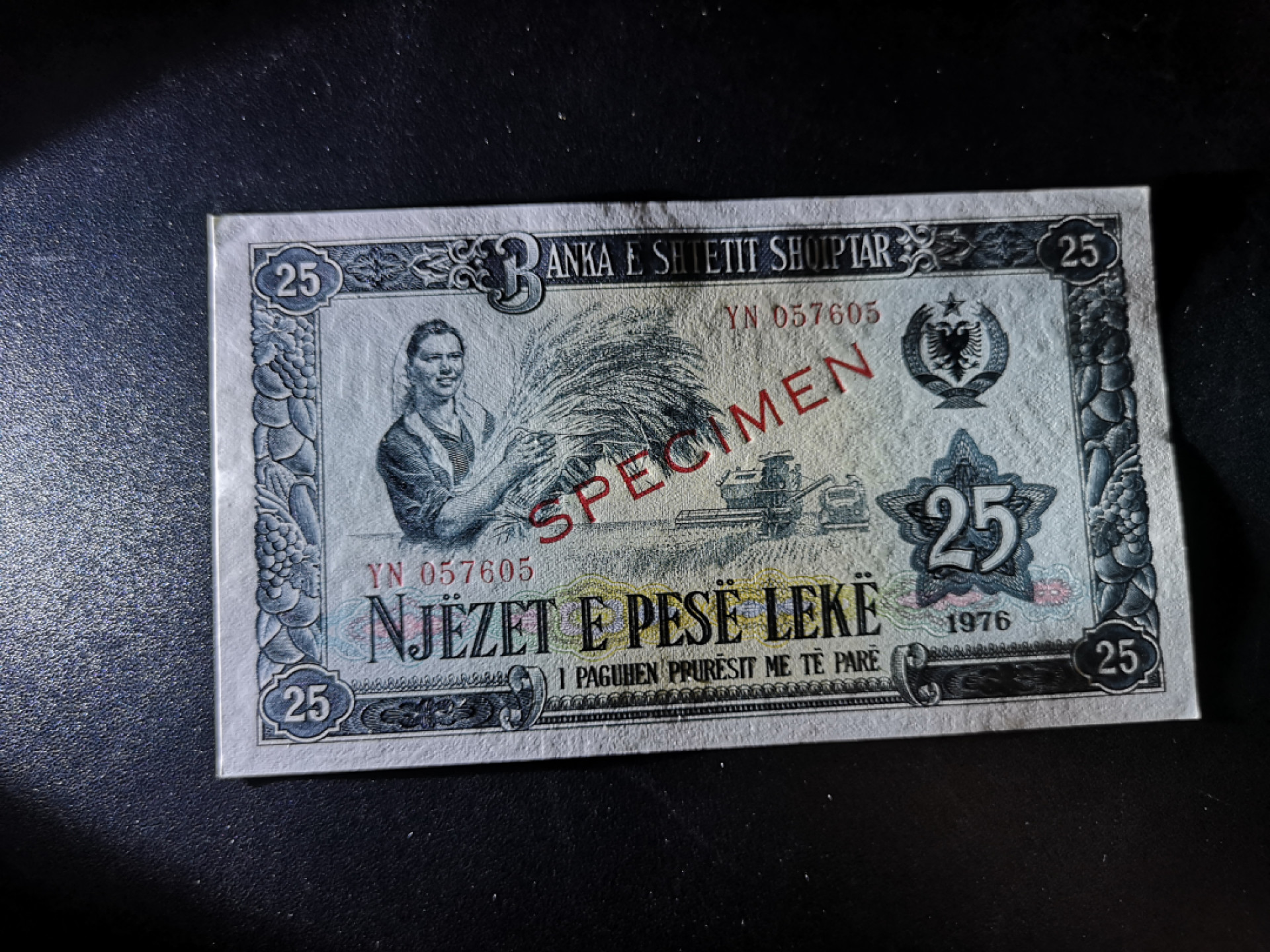 《外钞收藏家》第一百三十六期（本期100件） 1976年阿尔巴尼亚100、25两张面额 样钞 全新UNC  25面额角不绝