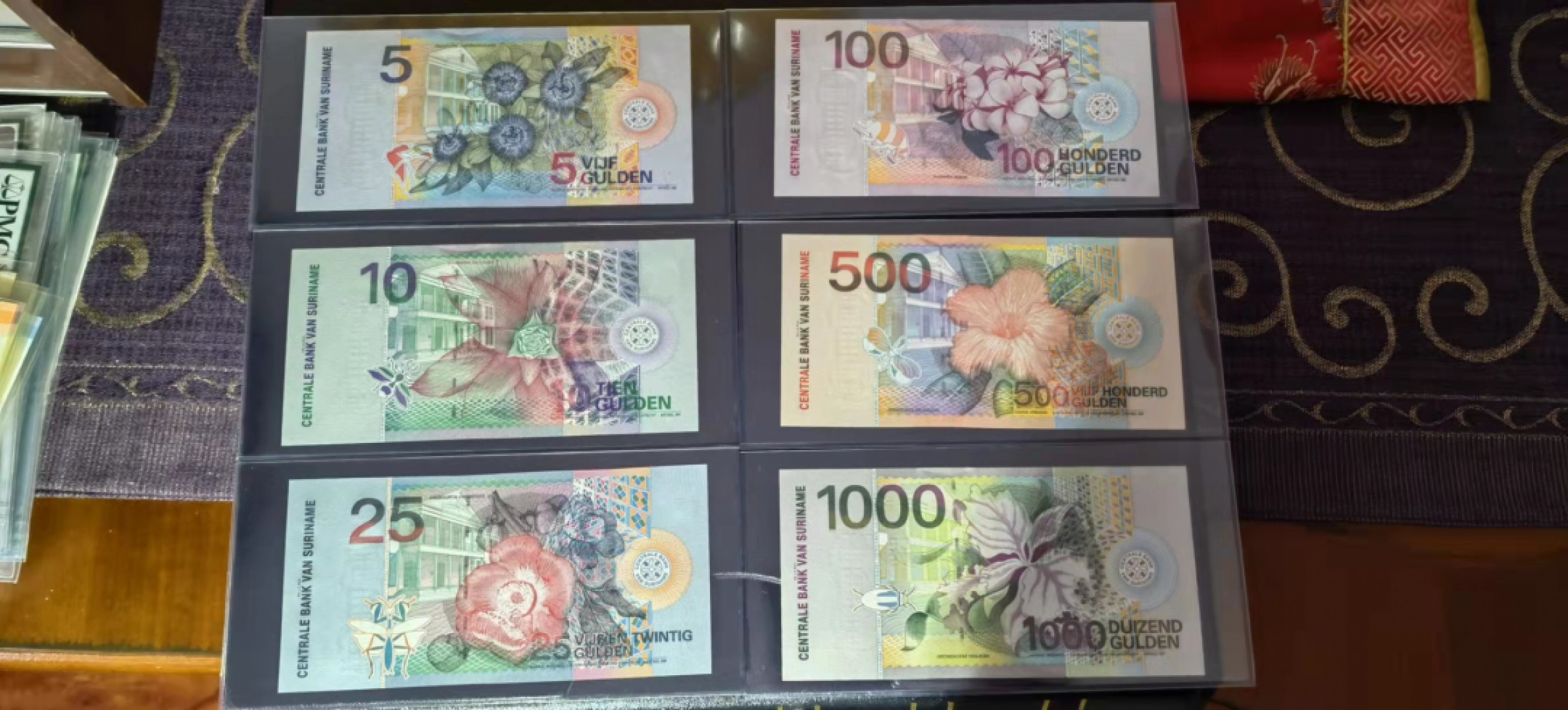 第一场精品拍卖秀 2000年苏里南鸟语花香精美小套