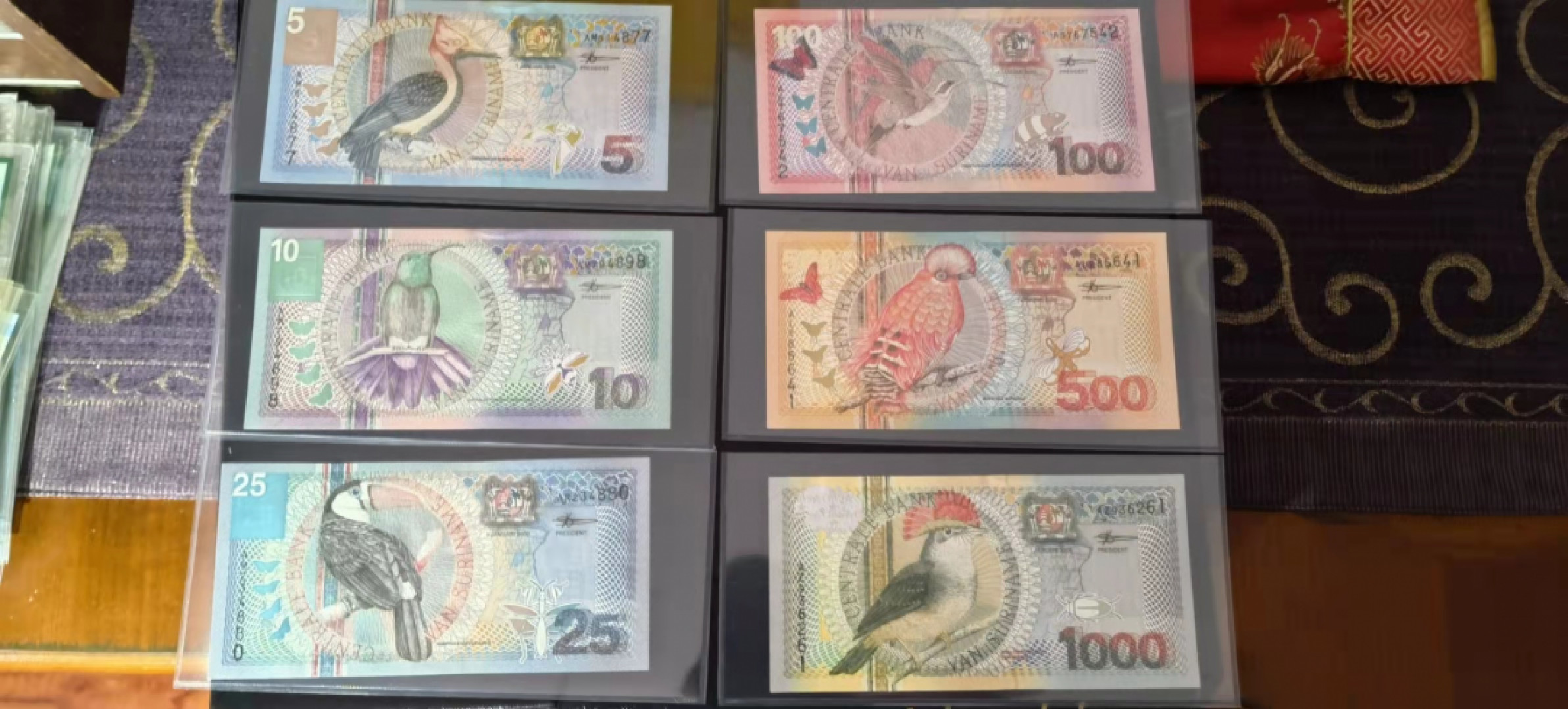 第一场精品拍卖秀 2000年苏里南鸟语花香精美小套