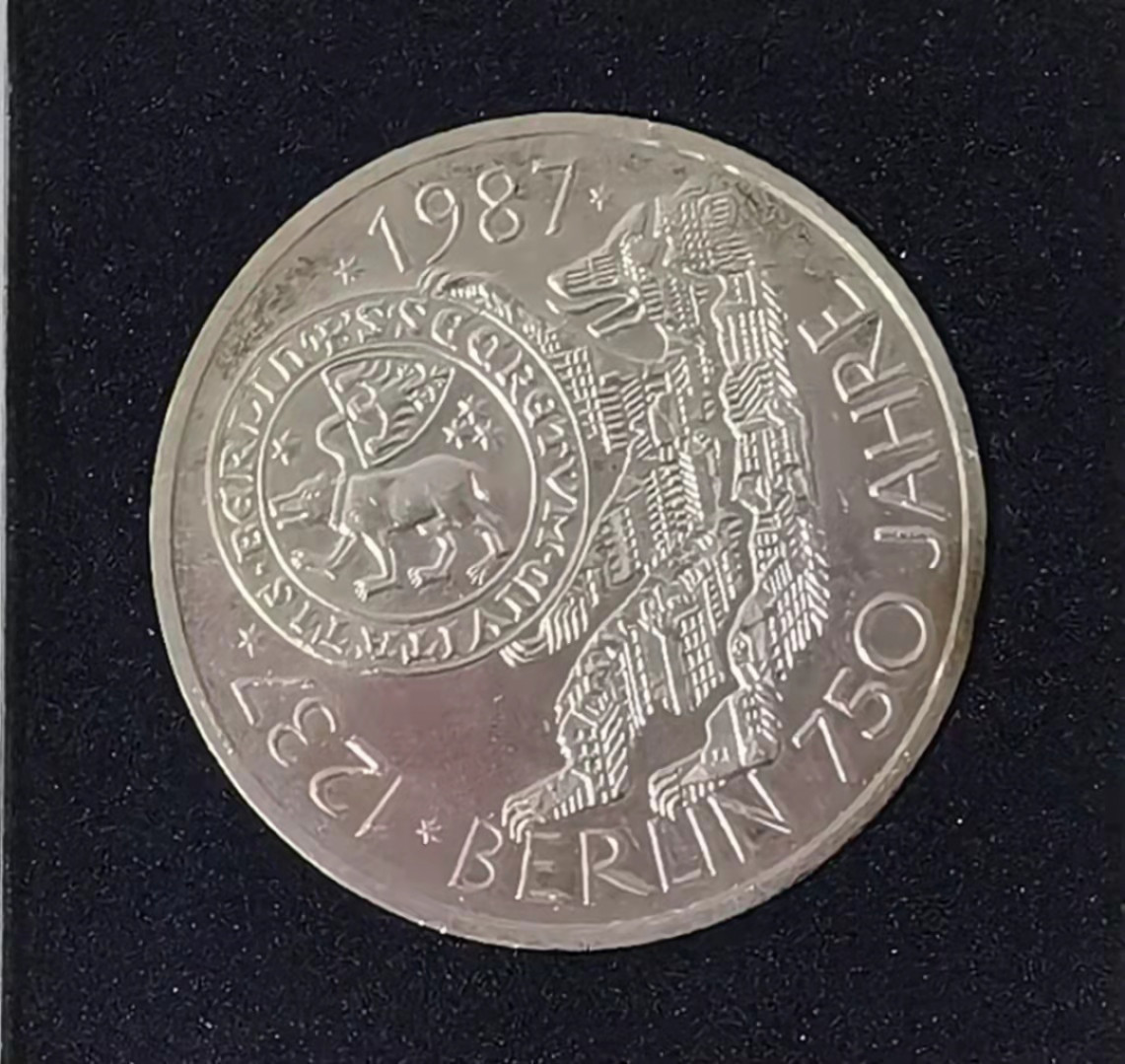 北京马甸外币专卖微拍第六十二期，金银币专场，陆续上新欢迎关注 1987年德国柏林建城750年纪念10马克银币，重15.5克，成色625