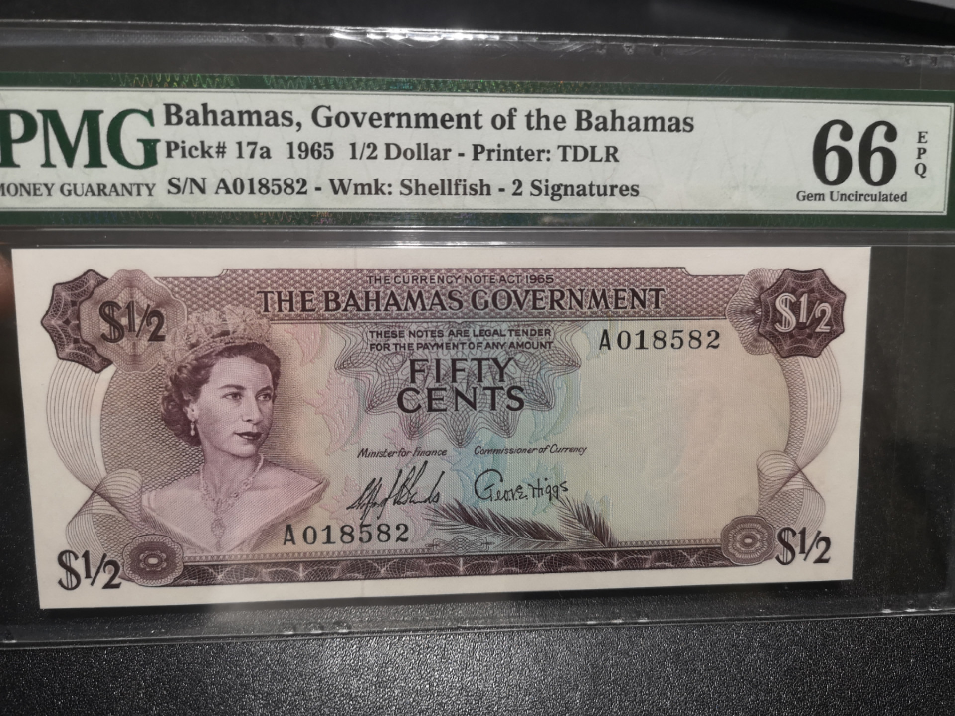 《外钞收藏家》第一百三十七期拍卖（本期68件） 1965年巴哈马1/2刀 PMG66 彩背女王 A冠