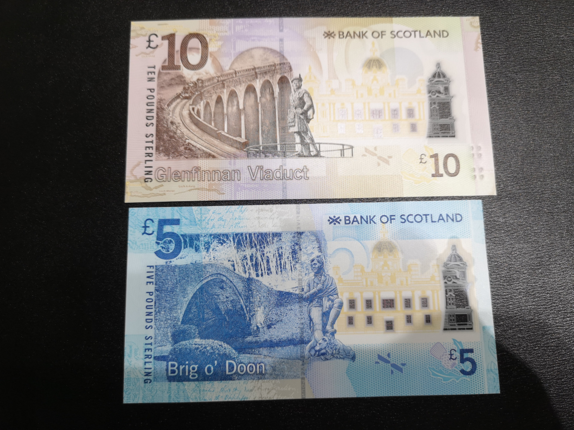 《外钞收藏家》第一百三十七期拍卖（本期68件） 苏格兰10、5镑 两张 AA冠 2977千位号 同号两张 全新UNC