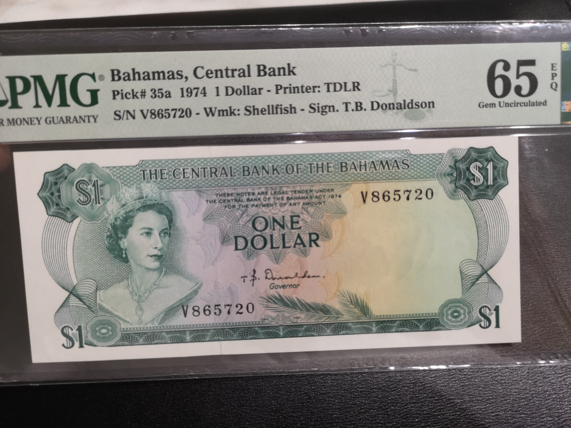 《外钞收藏家》第一百三十七期拍卖（本期68件） 1974年巴哈马1刀 PMG65 彩背女王
