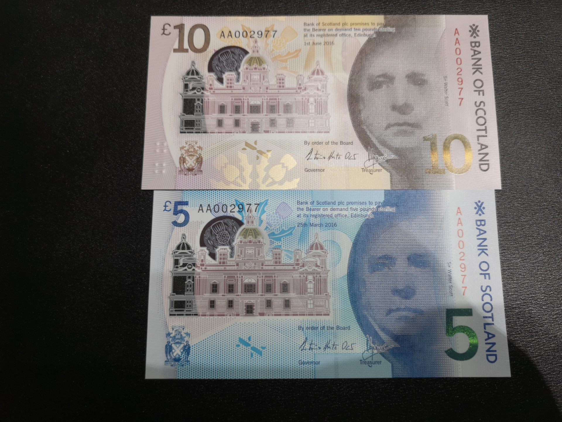 《外钞收藏家》第一百三十七期拍卖（本期68件） 苏格兰10、5镑 两张 AA冠 2977千位号 同号两张 全新UNC