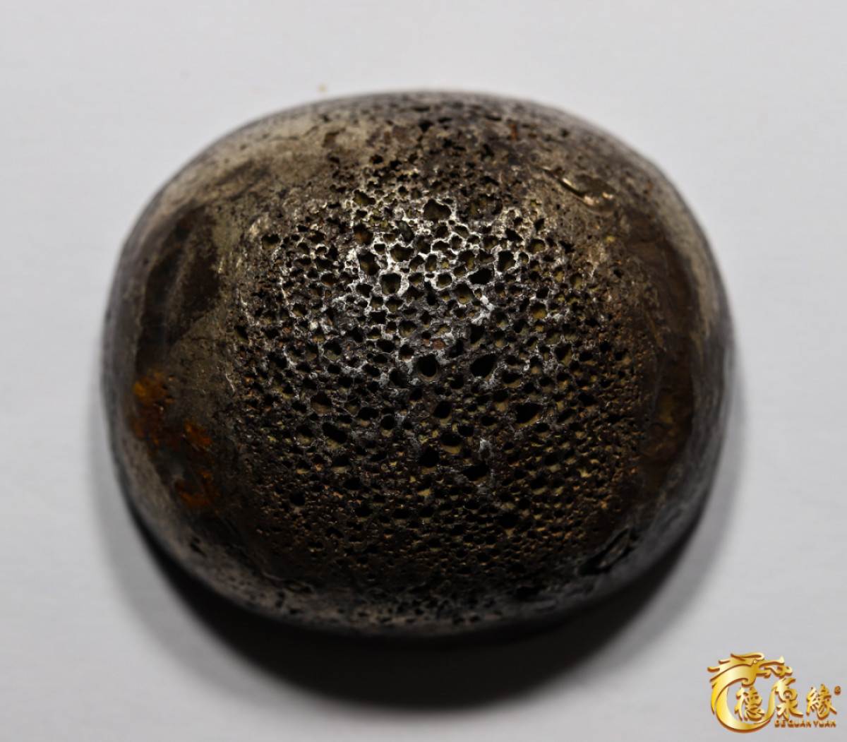 海南德泉缘2021秋季钱币拍卖会 清 同治拾三年-四川“新都县”十两银锭一枚 大唐评级 83分  重量：329克  锭形完整，原味黑色包浆，底部蜂窝细密。