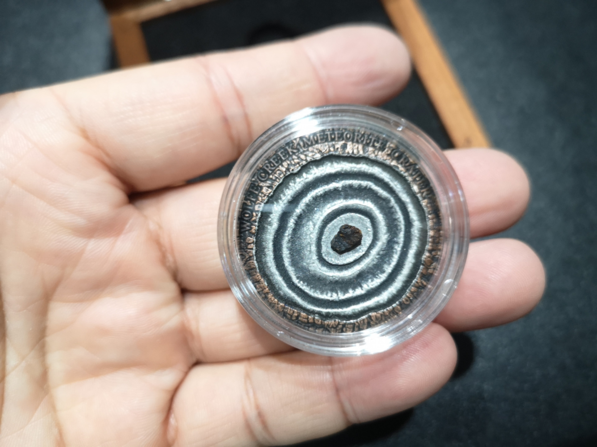 《外钞收藏家》第一百三十八期拍卖（本期91件） 2015年纽埃陨石坑系列狼溪陨石坑 高浮雕纪念银币  淘宝价格参考