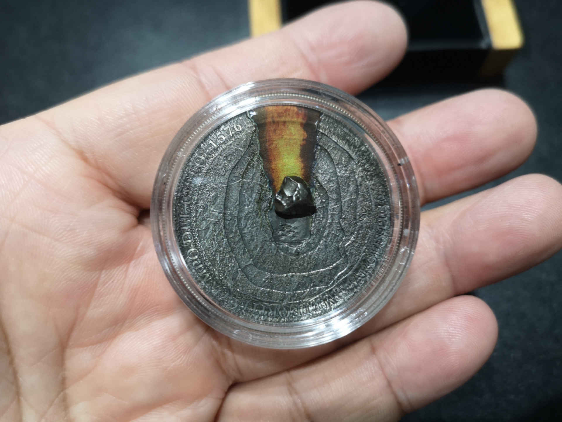 《外钞收藏家》第一百三十八期拍卖（本期91件） 2015年纽埃陨石冲击系列1 镶嵌阿根廷陨石纪念银币  淘宝价格参考