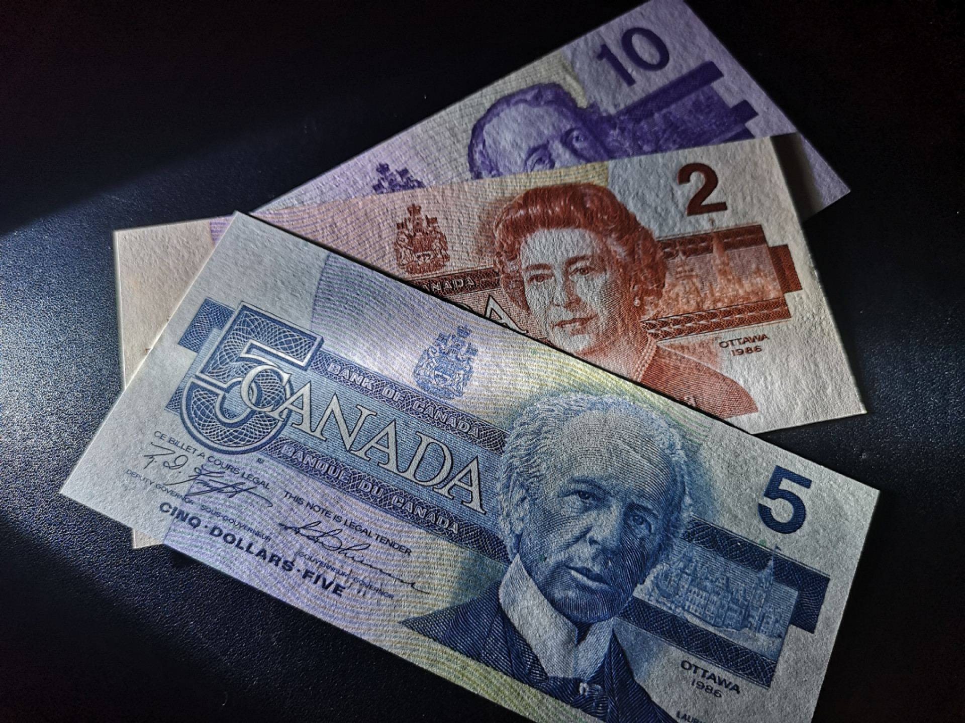 《外钞收藏家》第一百三十八期拍卖（本期91件） 加拿大鸟版 10、5、2加元 三张 全新UNC