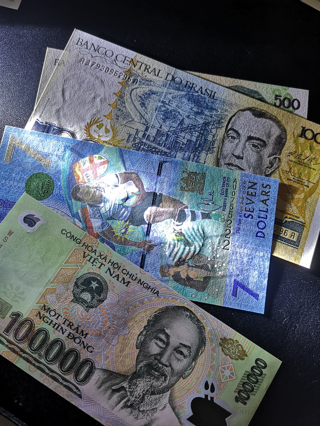 《外钞收藏家》第一百三十八期拍卖（本期91件） 如图四张纸币一起 越南和斐济是豹子号 全新UNC