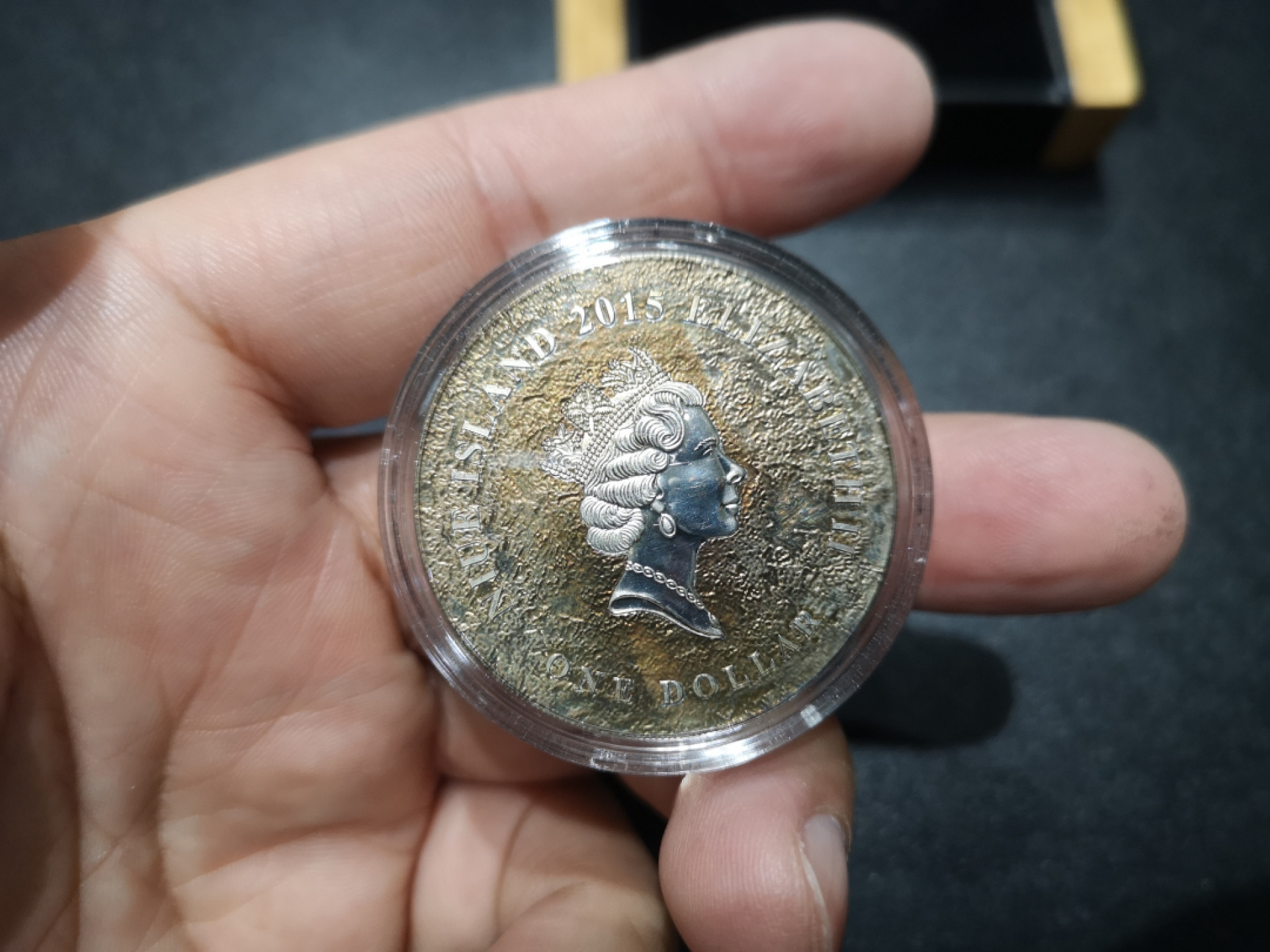 《外钞收藏家》第一百三十八期拍卖（本期91件） 2015年纽埃陨石冲击系列1 镶嵌阿根廷陨石纪念银币  淘宝价格参考