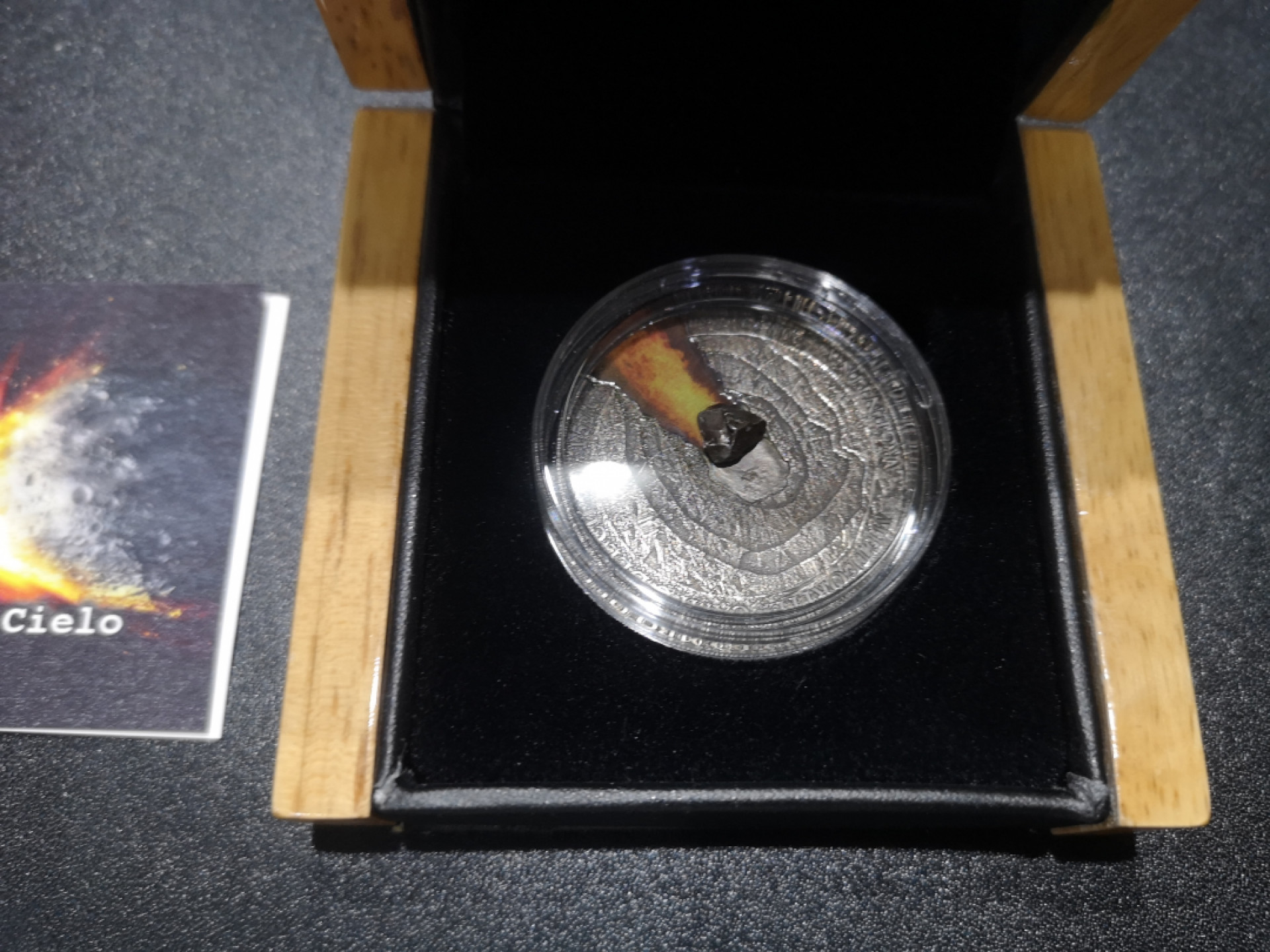 《外钞收藏家》第一百三十八期拍卖（本期91件） 2015年纽埃陨石冲击系列1 镶嵌阿根廷陨石纪念银币  淘宝价格参考