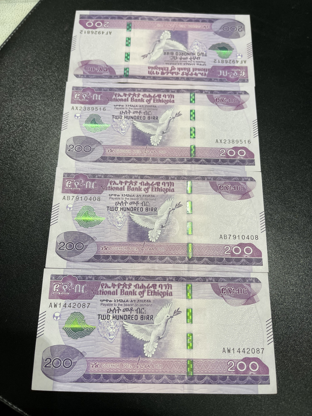 《外钞收藏家》第一百三十八期拍卖（本期91件） 埃塞俄比亚200 四张一起 有一个有小瑕疵 其他角不是很尖 近全新