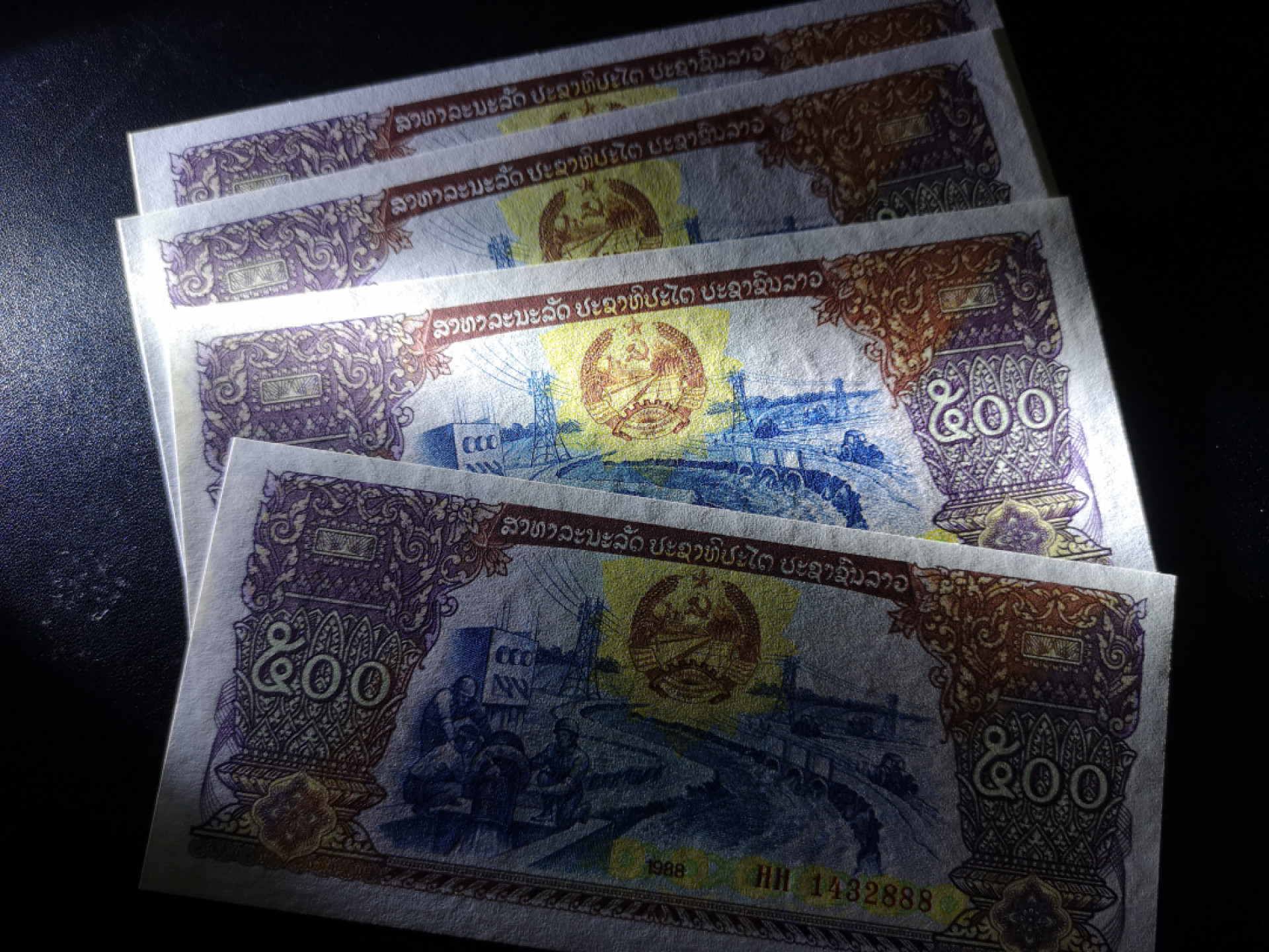 《外钞收藏家》第一百三十八期拍卖（本期91件） 1988年老挝500基辅 四张一起 全部是888豹子号 近全新 有潮癍