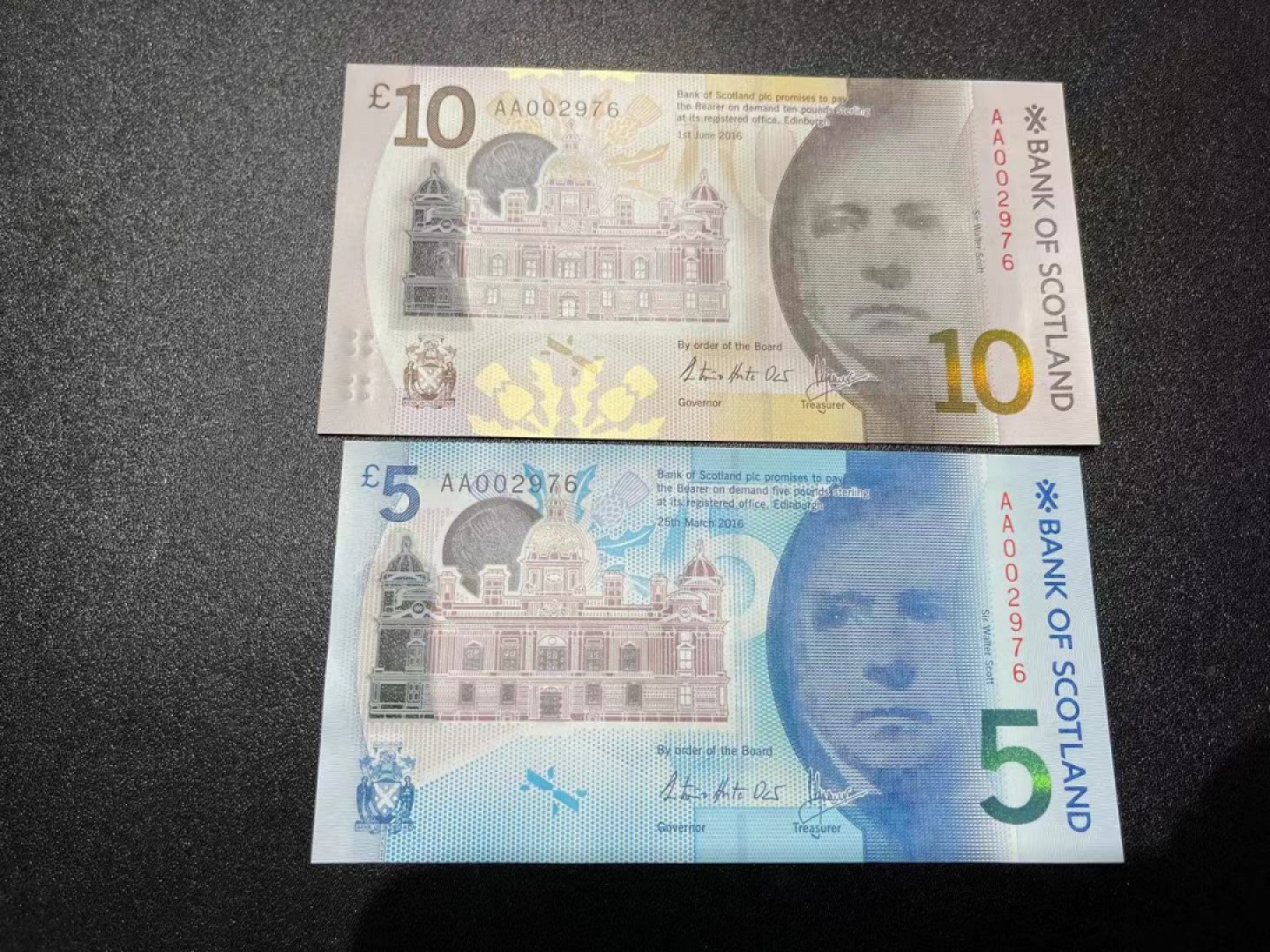 《外钞收藏家》第一百三十八期拍卖（本期91件） 2016年苏格兰银行10、5镑 两张一起 AA2976千位号 同号钞 全新UNC