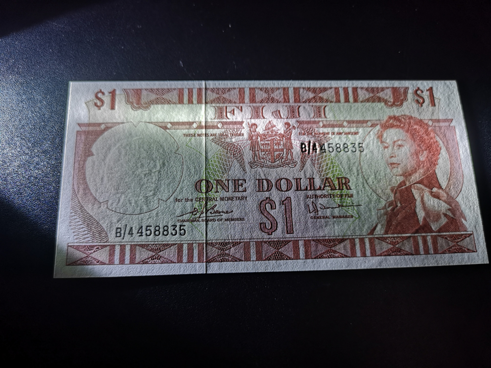 《外钞收藏家》第一百三十八期拍卖（本期91件） 1974年版斐济1元 戎装女王 B版稀少 全新UNC