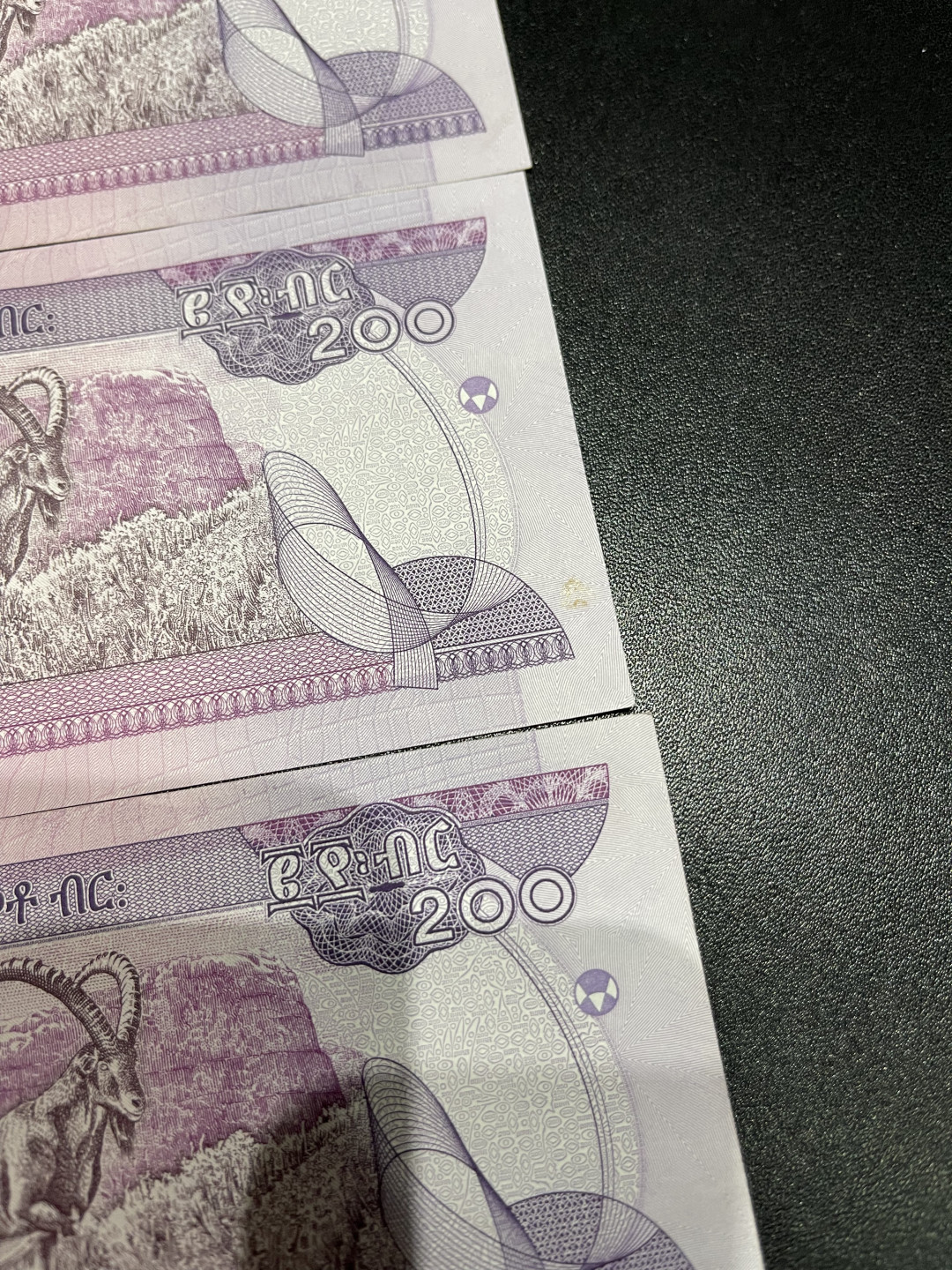 《外钞收藏家》第一百三十八期拍卖（本期91件） 埃塞俄比亚200 四张一起 有一个有小瑕疵 其他角不是很尖 近全新