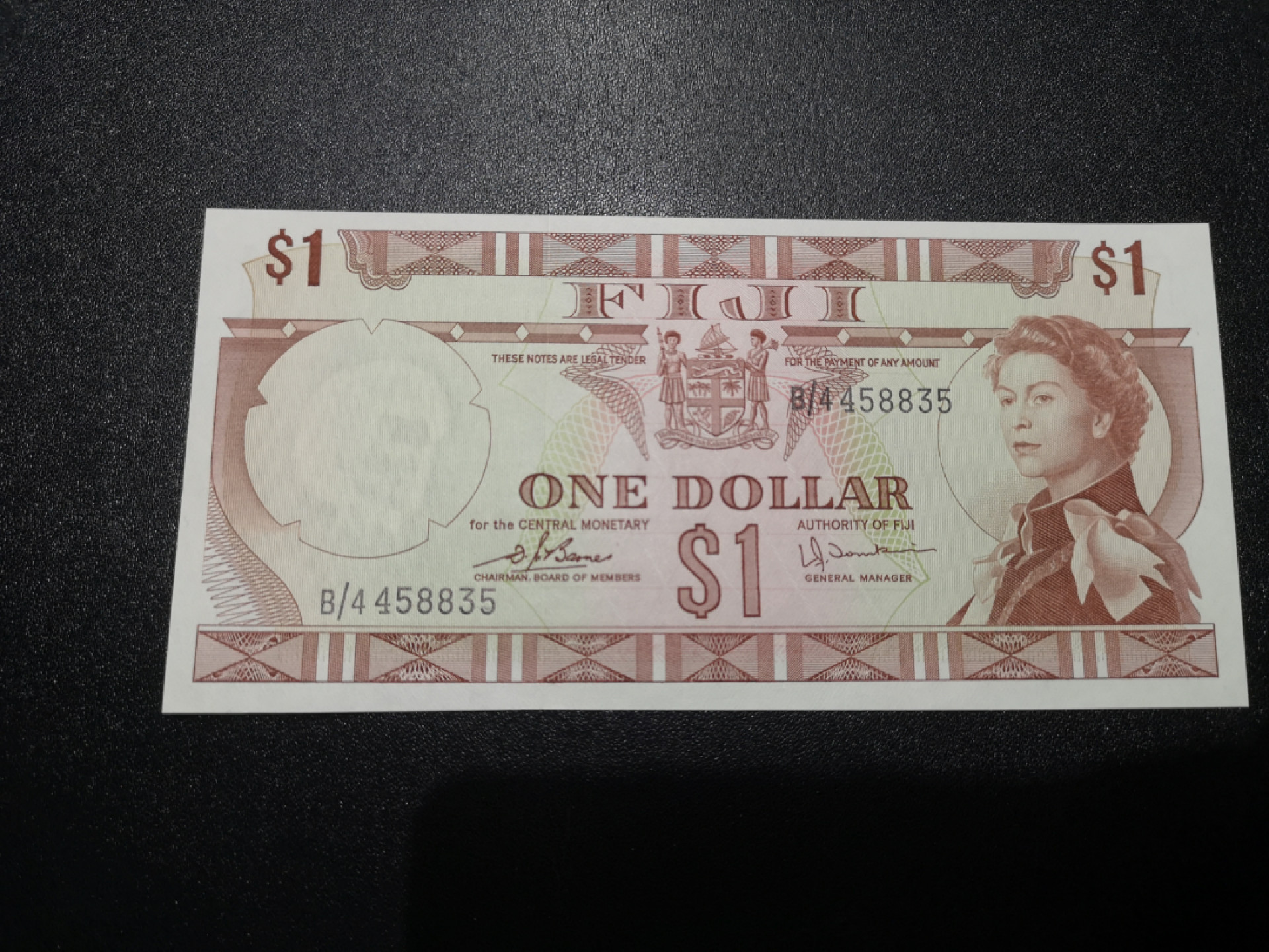 《外钞收藏家》第一百三十八期拍卖（本期91件） 1974年版斐济1元 戎装女王 B版稀少 全新UNC