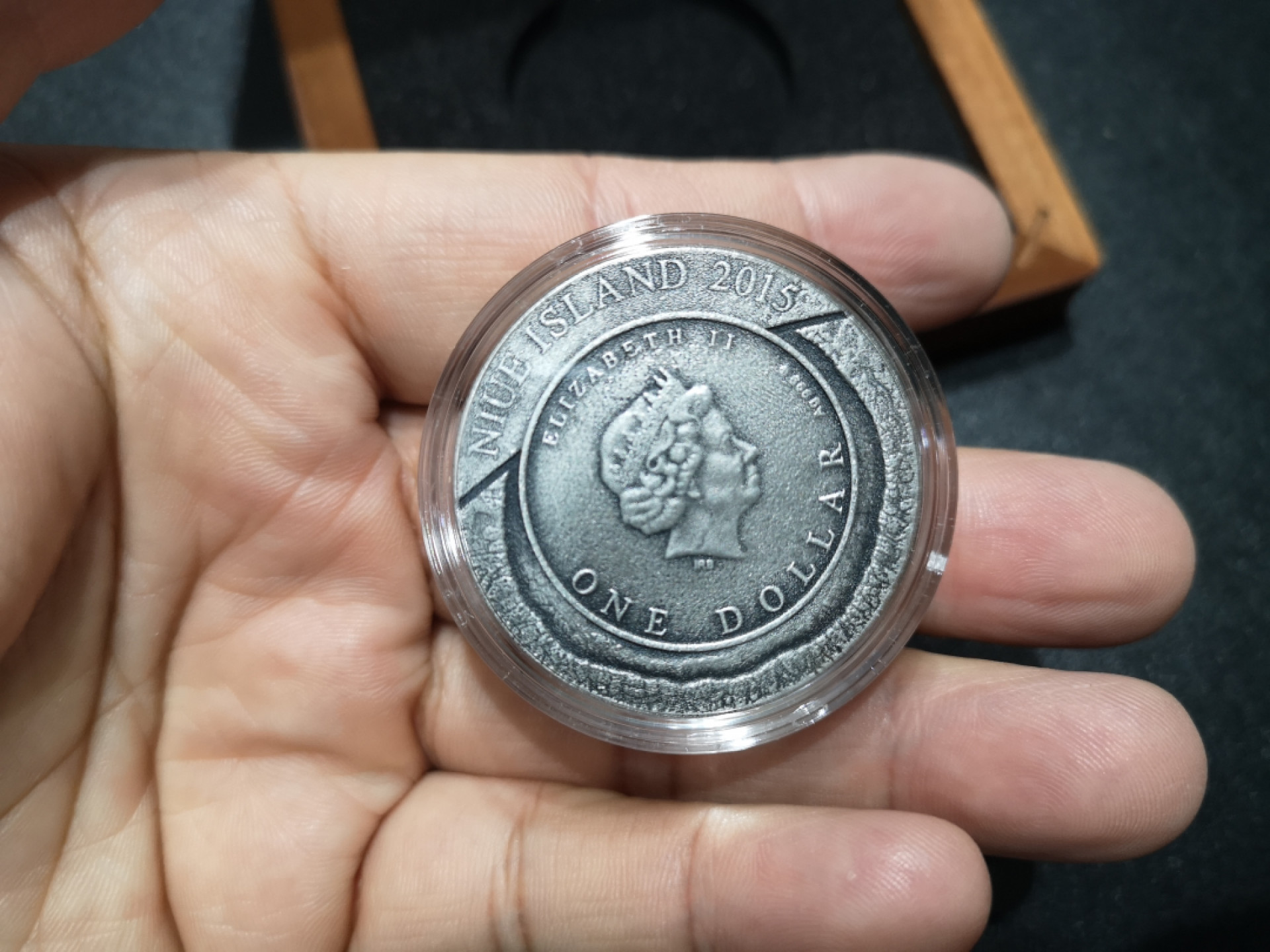 《外钞收藏家》第一百三十八期拍卖（本期91件） 2015年纽埃陨石坑系列狼溪陨石坑 高浮雕纪念银币  淘宝价格参考