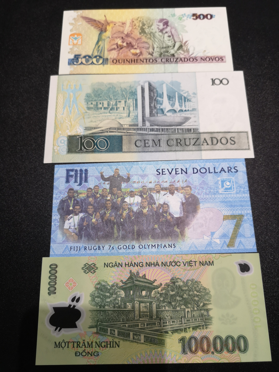 《外钞收藏家》第一百三十八期拍卖（本期91件） 如图四张纸币一起 越南和斐济是豹子号 全新UNC