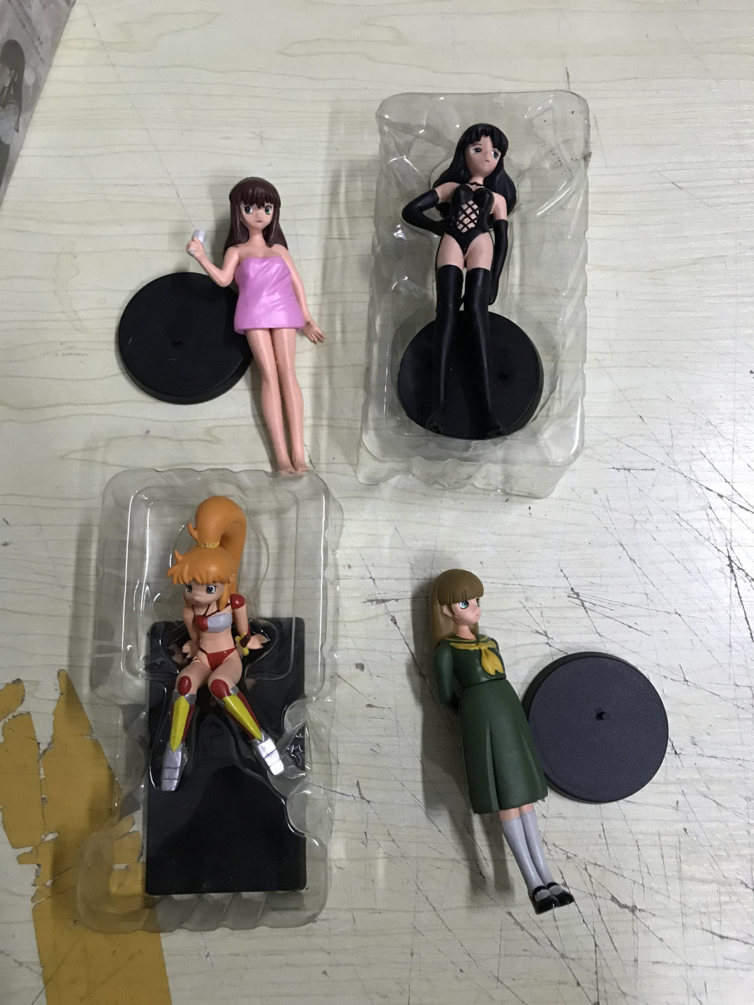 零元拍：美少女手办，四只一套，应该不是正版，不知道是什么题材，有土有灰啊，懒得擦了。三无产品，喜欢拿走。品相如图。
