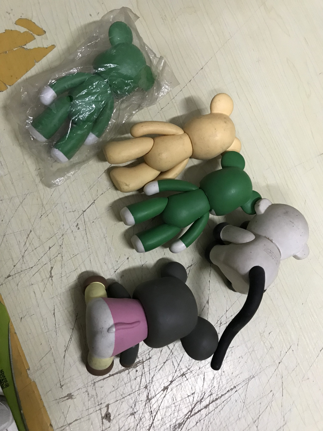 零元拍：老搪胶了，搓堆儿拍，五个一起拍，不知道是什么题材，有土有灰啊，懒得擦了。三无产品，喜欢拿走