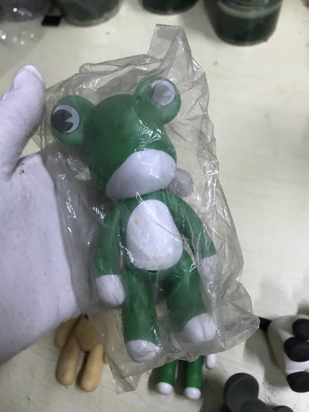 零元拍：老搪胶了，搓堆儿拍，五个一起拍，不知道是什么题材，有土有灰啊，懒得擦了。三无产品，喜欢拿走