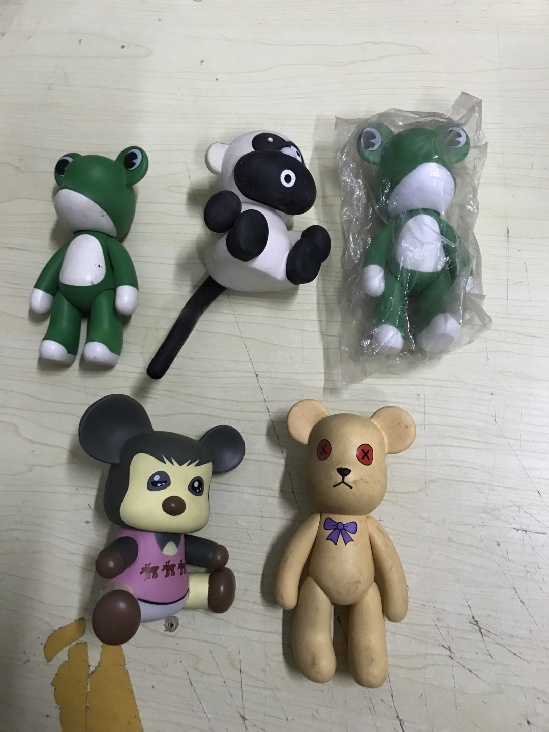 零元拍：老搪胶了，搓堆儿拍，五个一起拍，不知道是什么题材，有土有灰啊，懒得擦了。三无产品，喜欢拿走