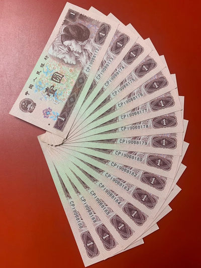 雪地情思拍场：961《CP》首发冠，全新品如图，多密丝•满天星桃花红，靓号无四七，以下裸币上拍…