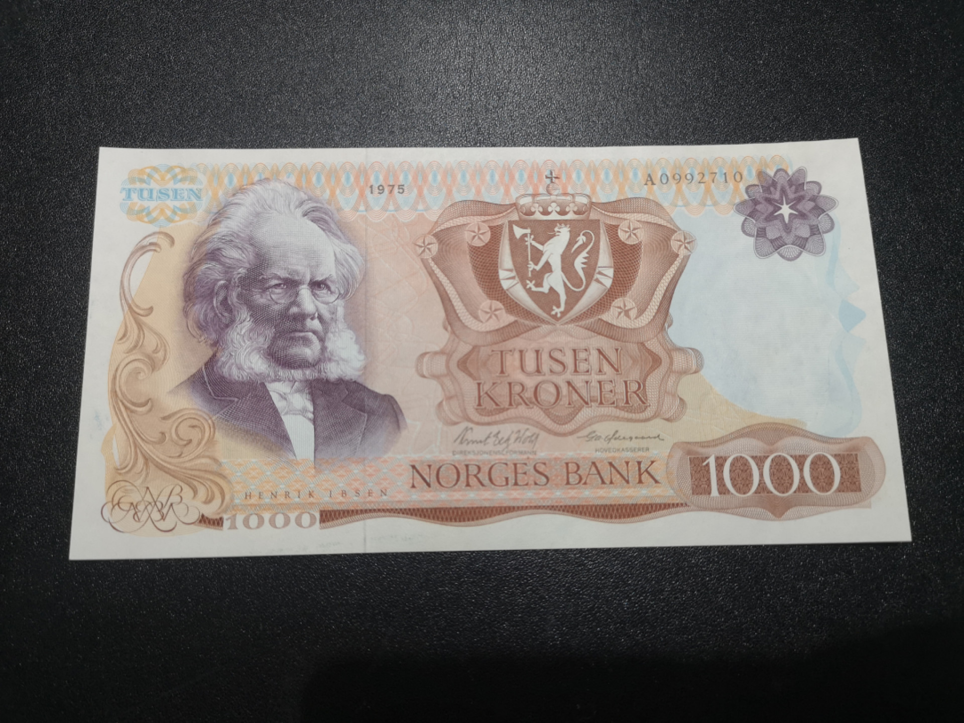 《外钞收藏家》第一百三十九期拍卖（本期84件） 1975年挪威1000克朗 易卜生 PMG64剪壳 荧光没问题（请注意壳子已剪）